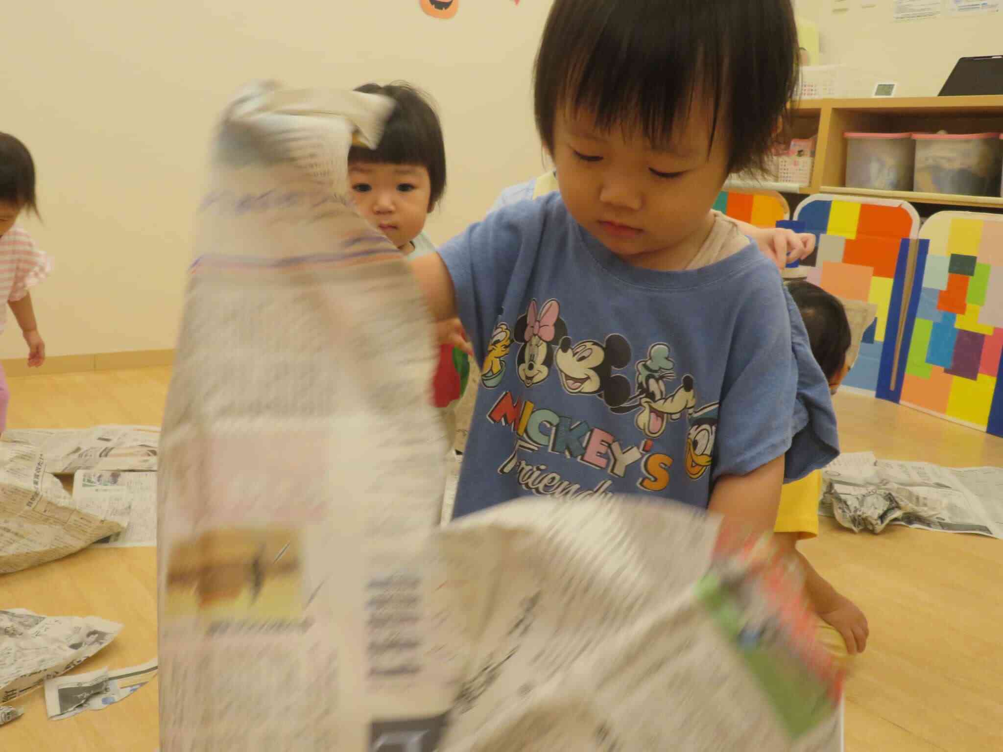 １歳児あひる組 思いっきり保育～新聞紙遊び～