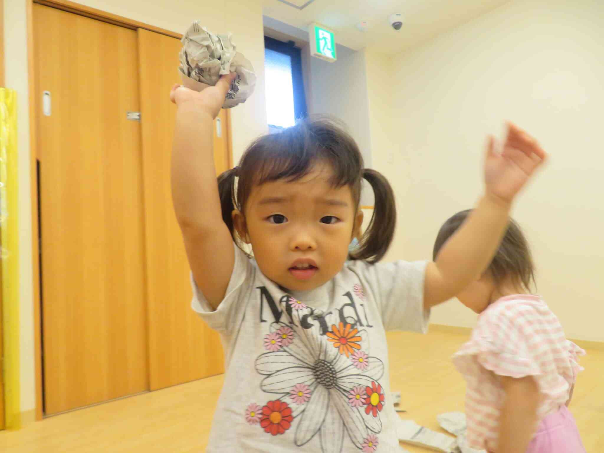 丸めてぽいっ！ボールになったよ。