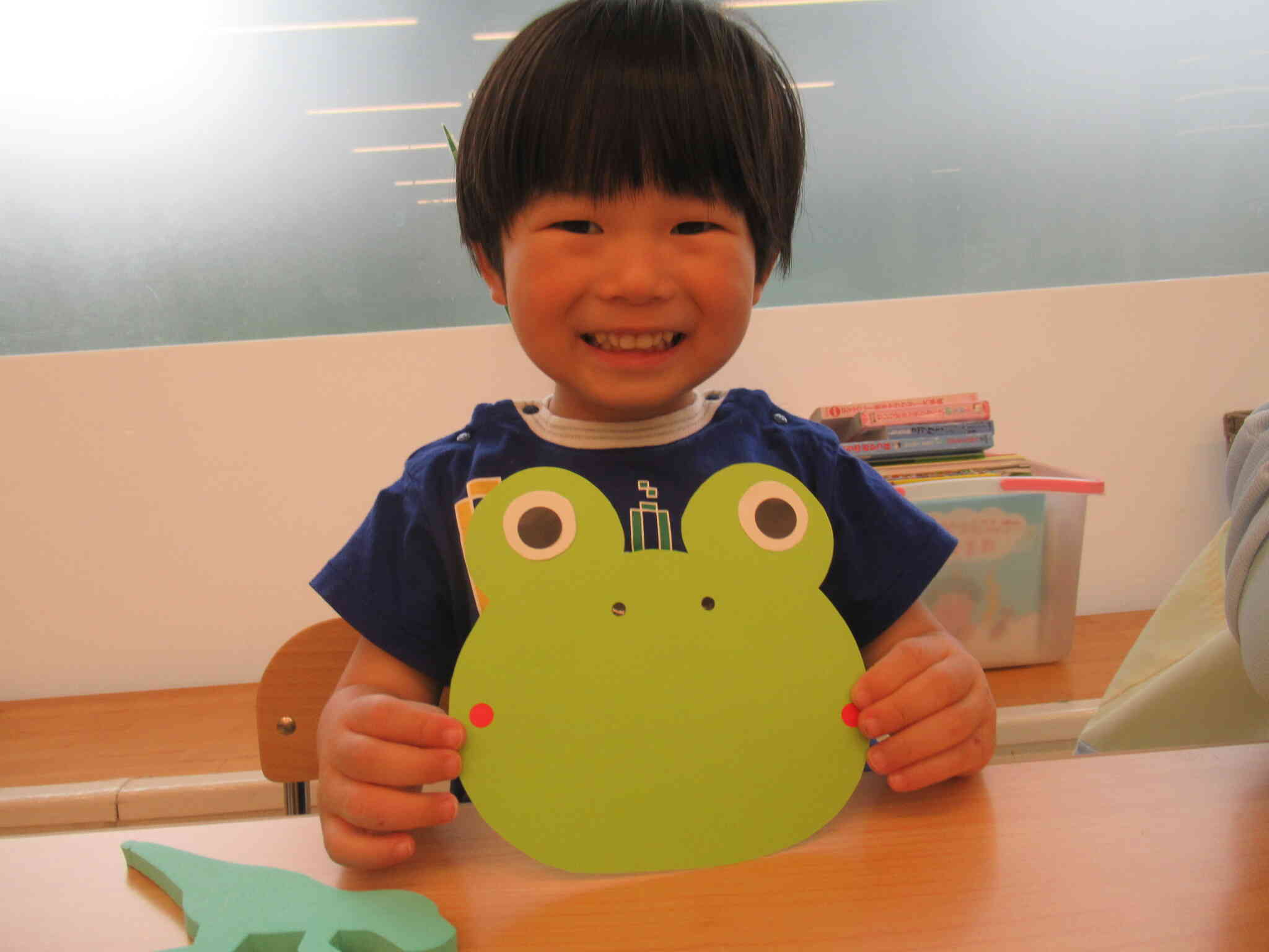 2歳児さんの制作の様子♫