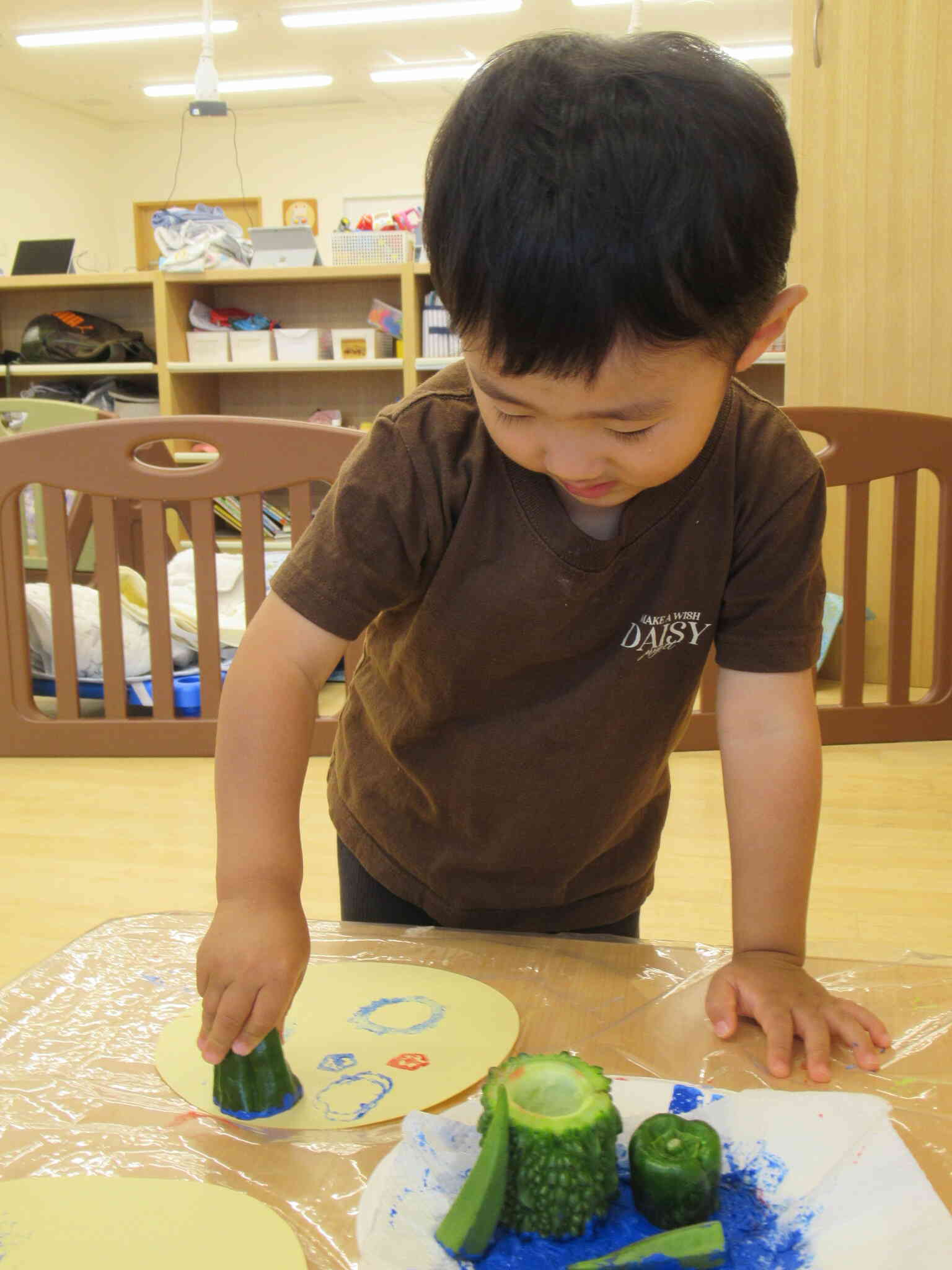 2歳児さんの野菜スタンプの様子☆彡