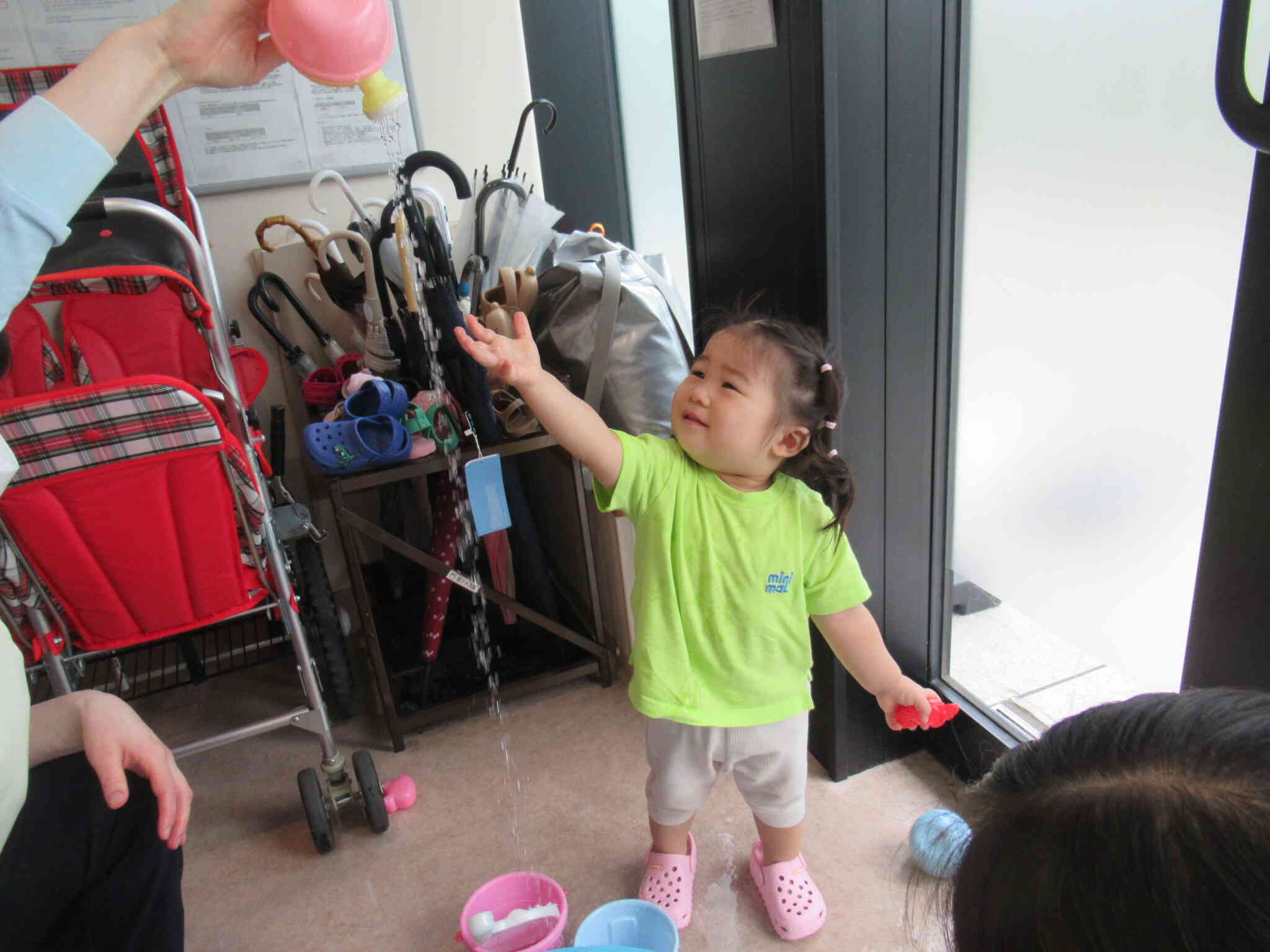 1歳児さんお水遊びの様子☆彡