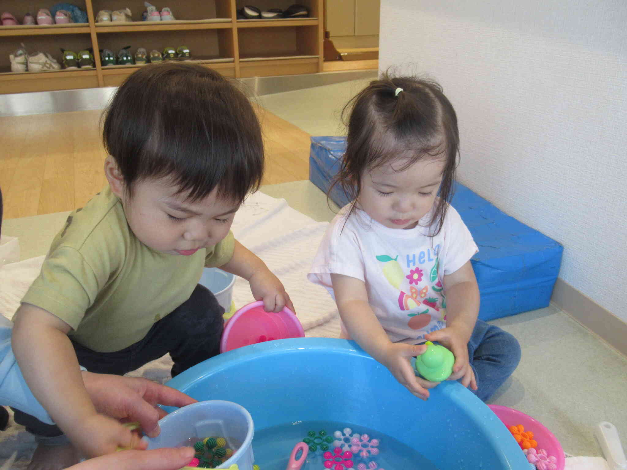 1歳児さんお水遊びの様子♫