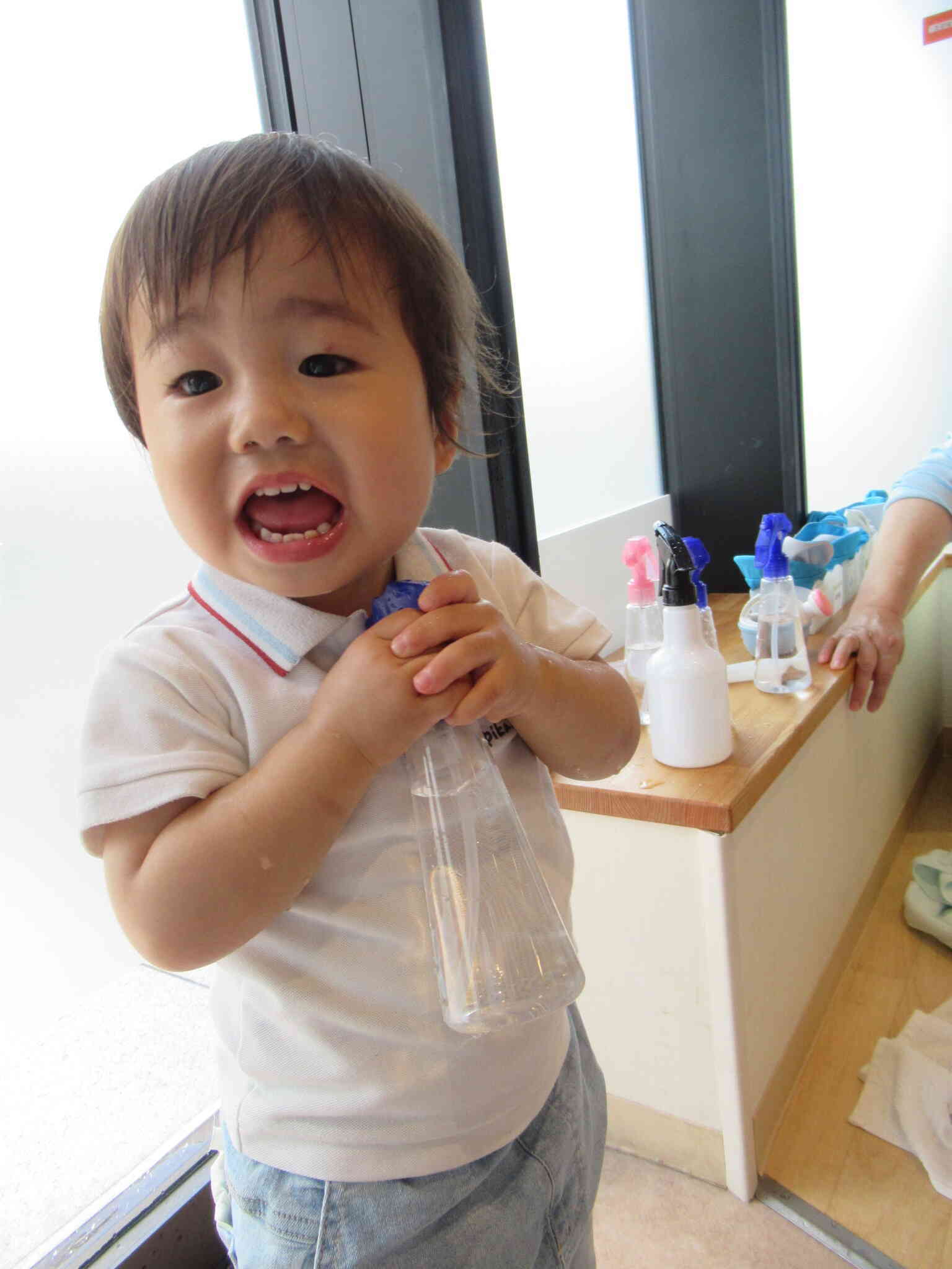 1歳児さんお水遊びの様子♫