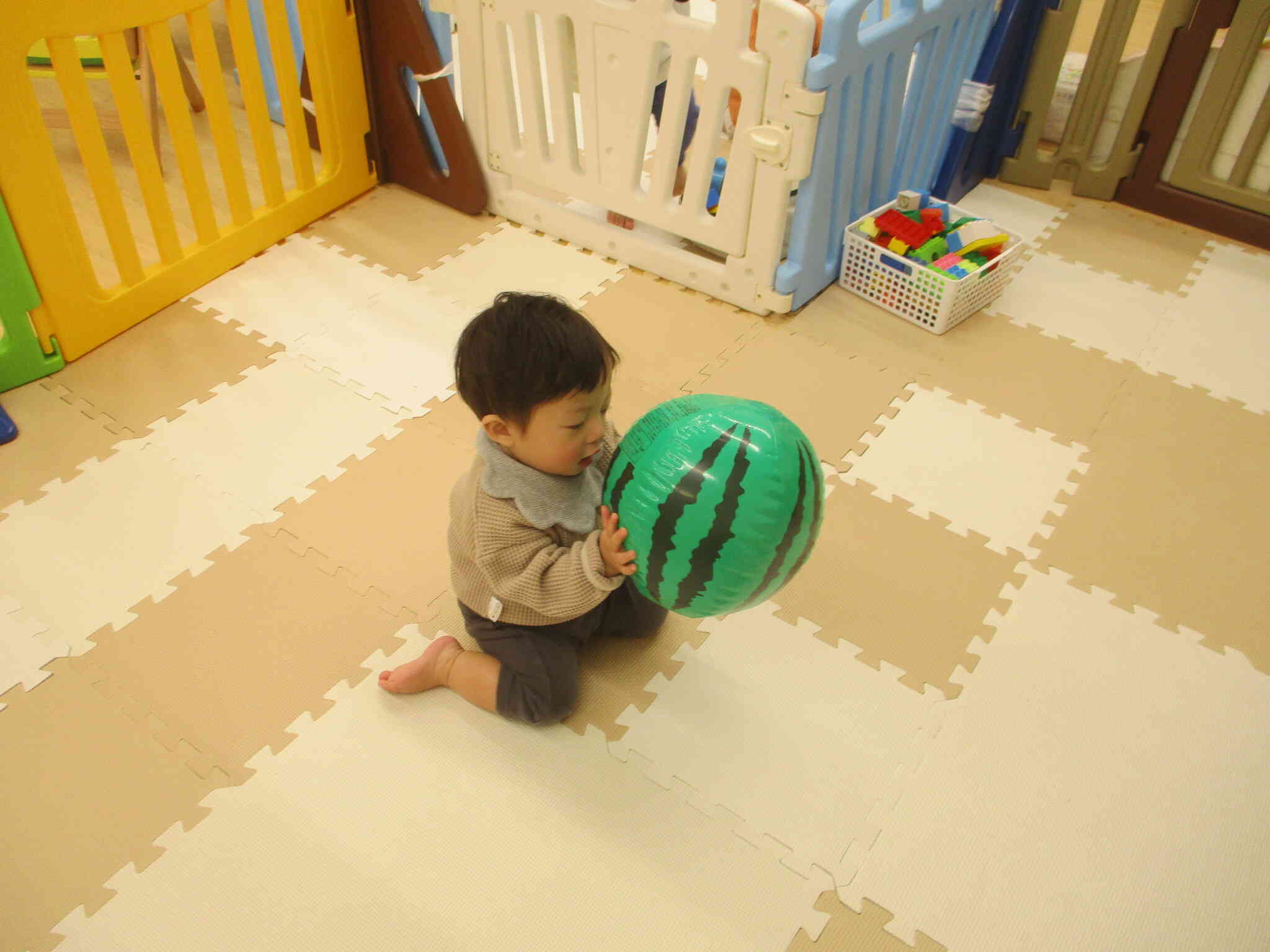 0歳児さんのお部屋遊びの様子☆彡