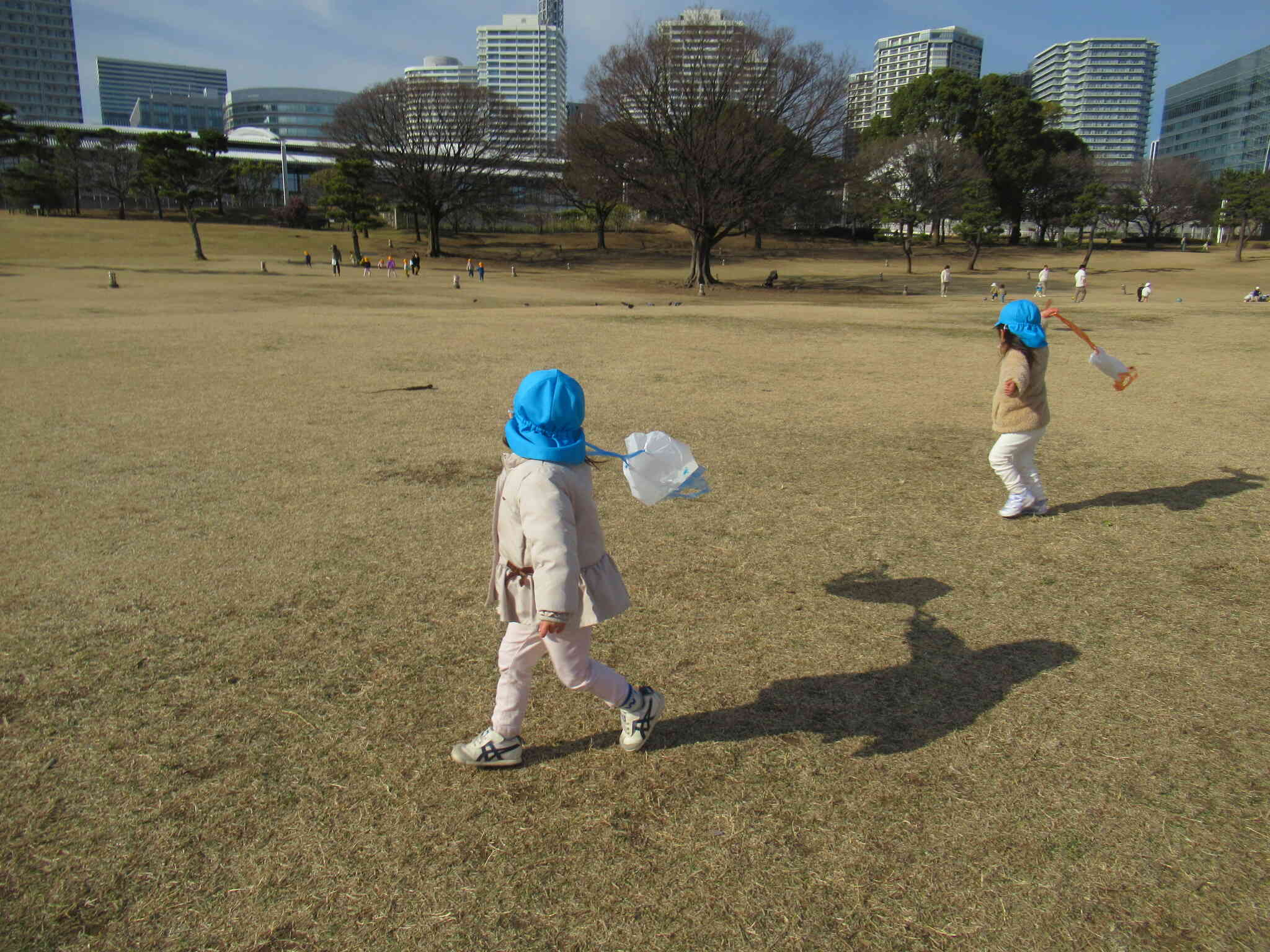 2歳児さんお外遊びの様子♬