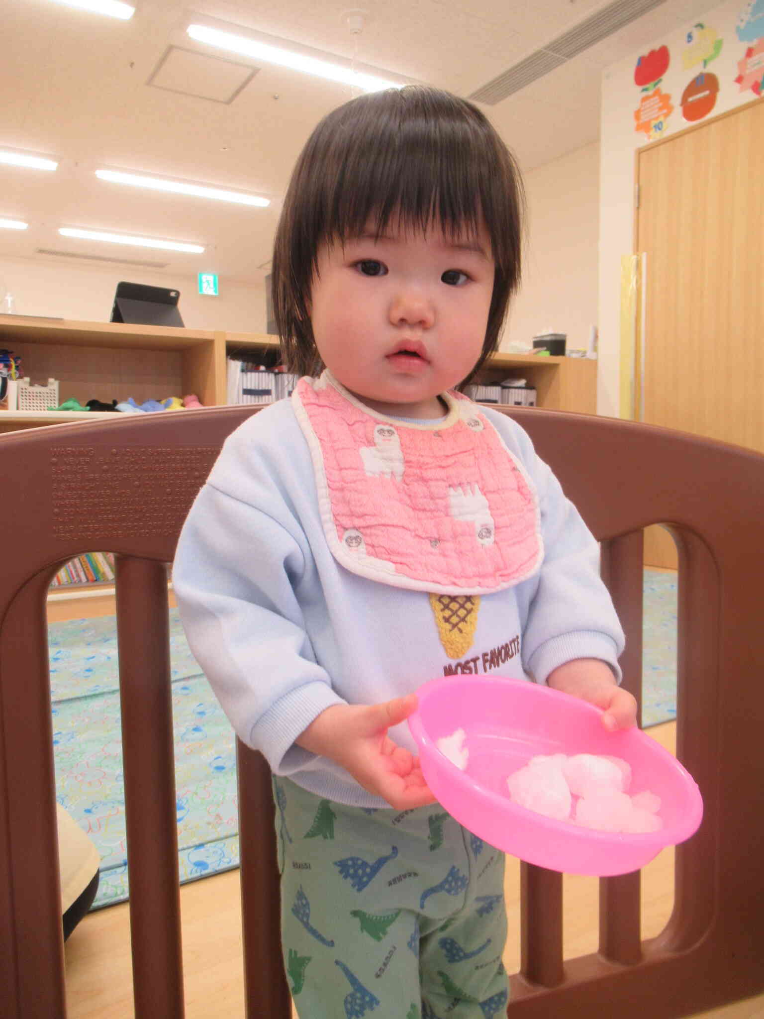 0歳児さん雪遊びの様子☆彡