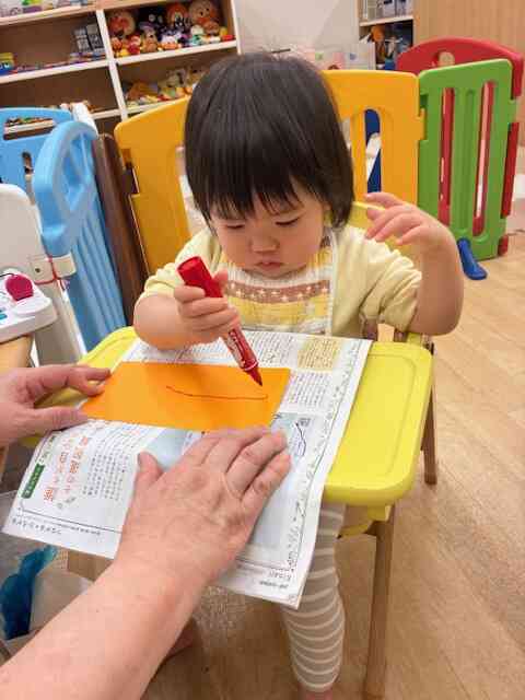 0歳児さん制作の様子♬