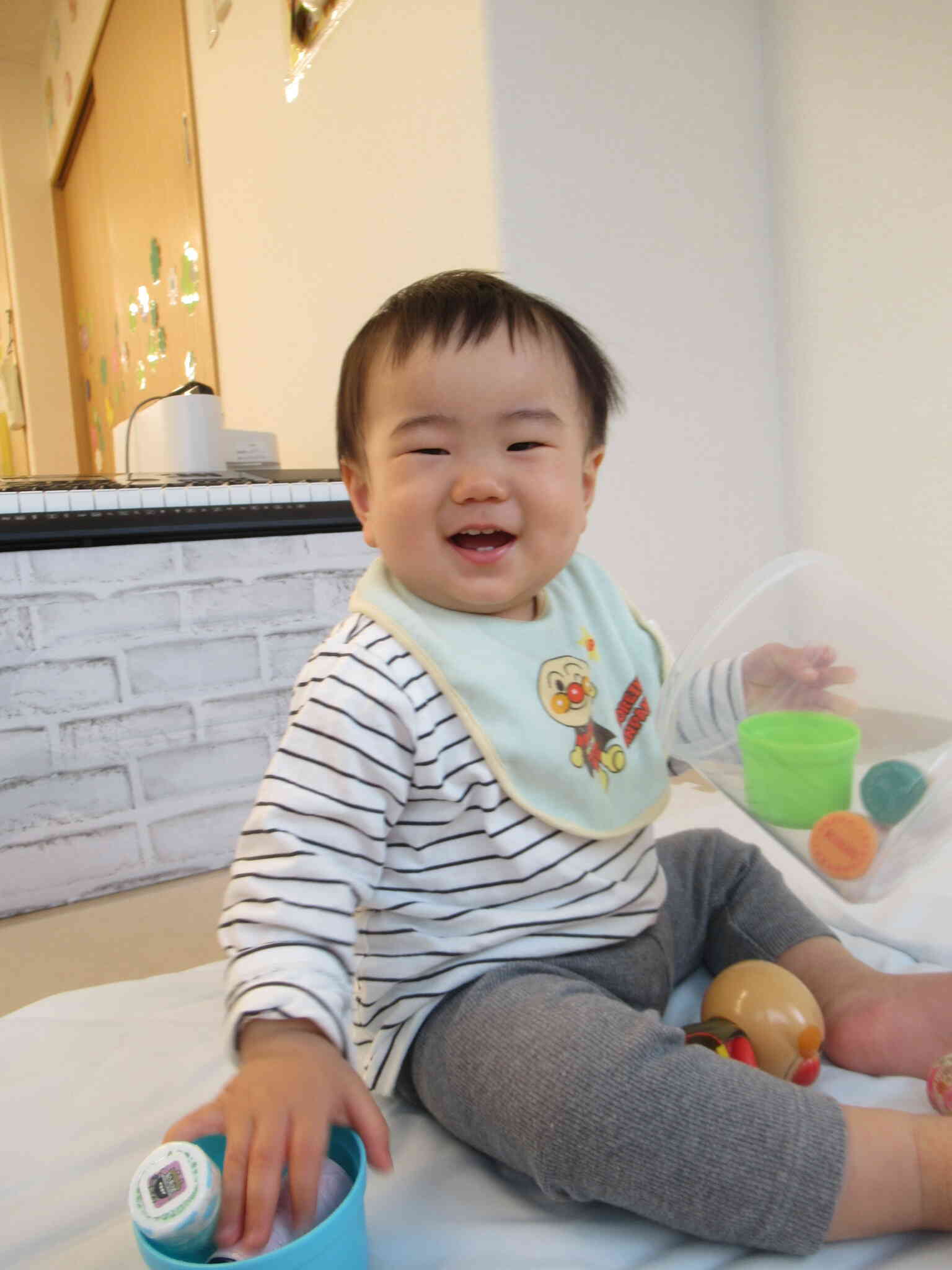 0歳児クラスのお部屋遊びの様子♪