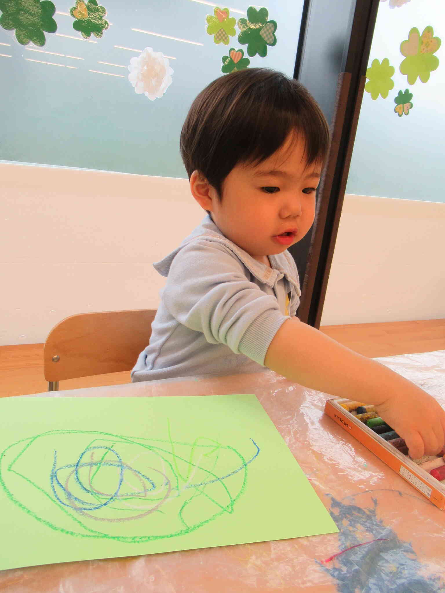 2歳児さんの制作の様子☆