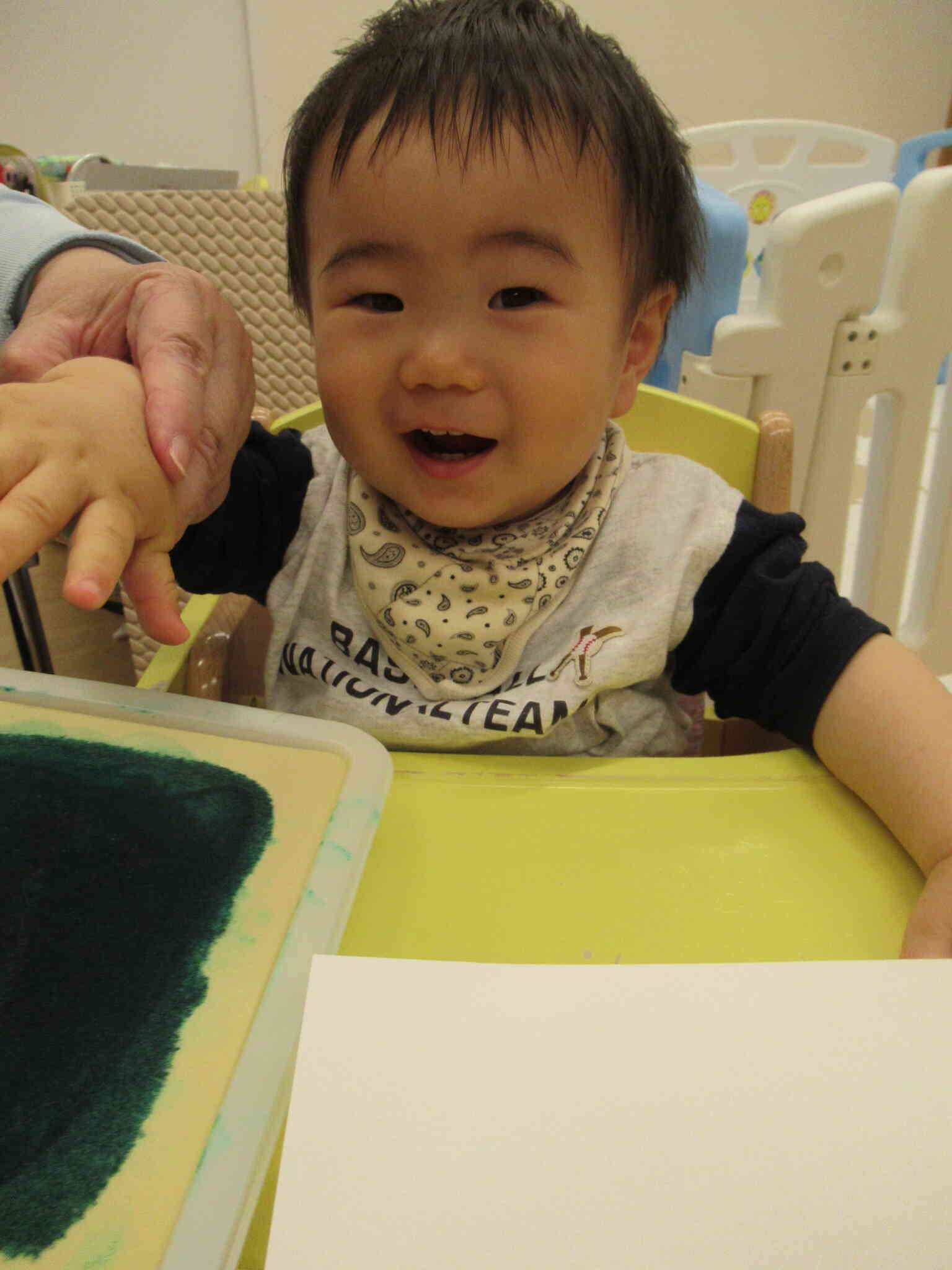 0歳児さん制作の様子☆