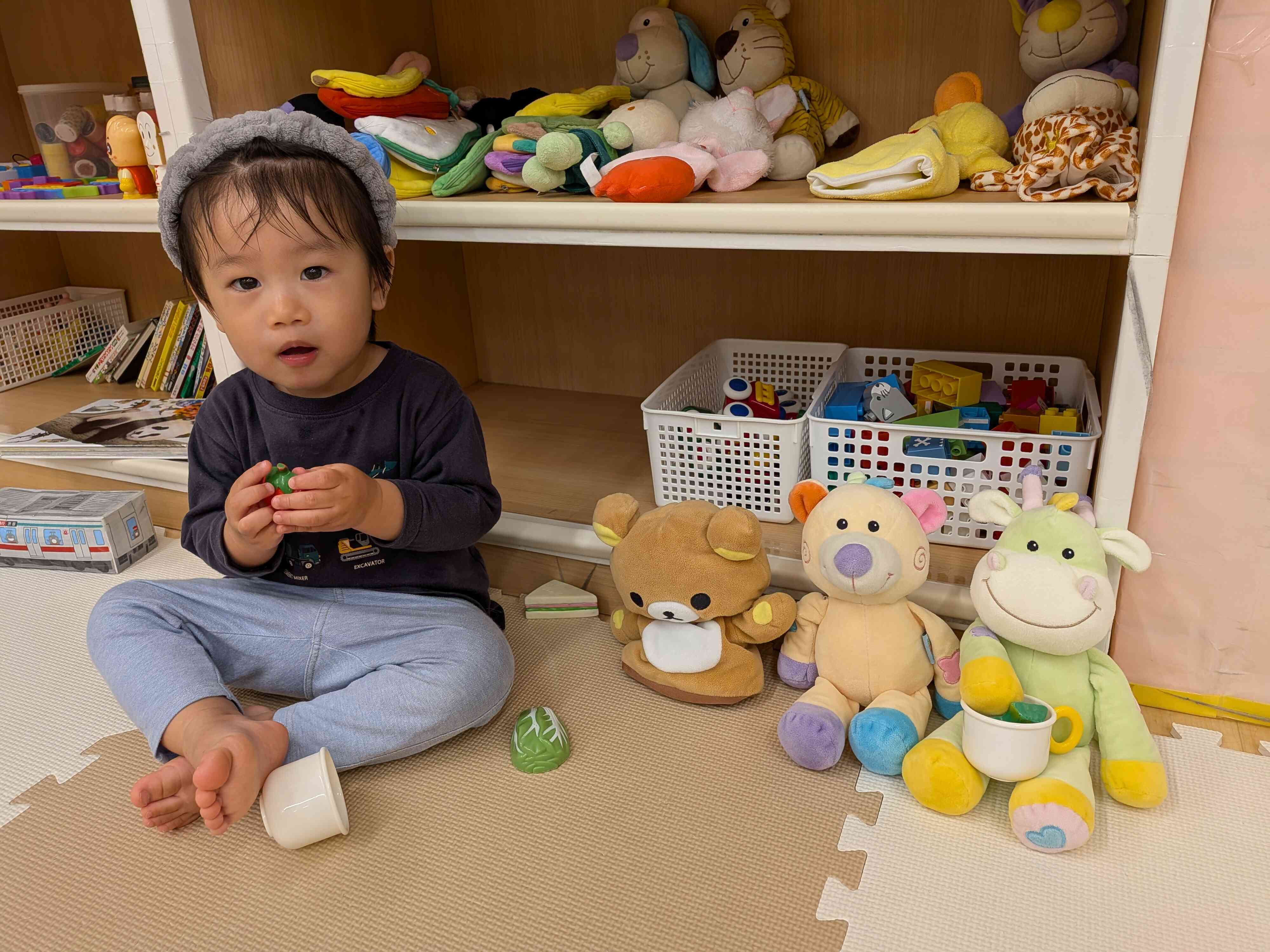 1歳児さんのお部屋遊びの様子♪