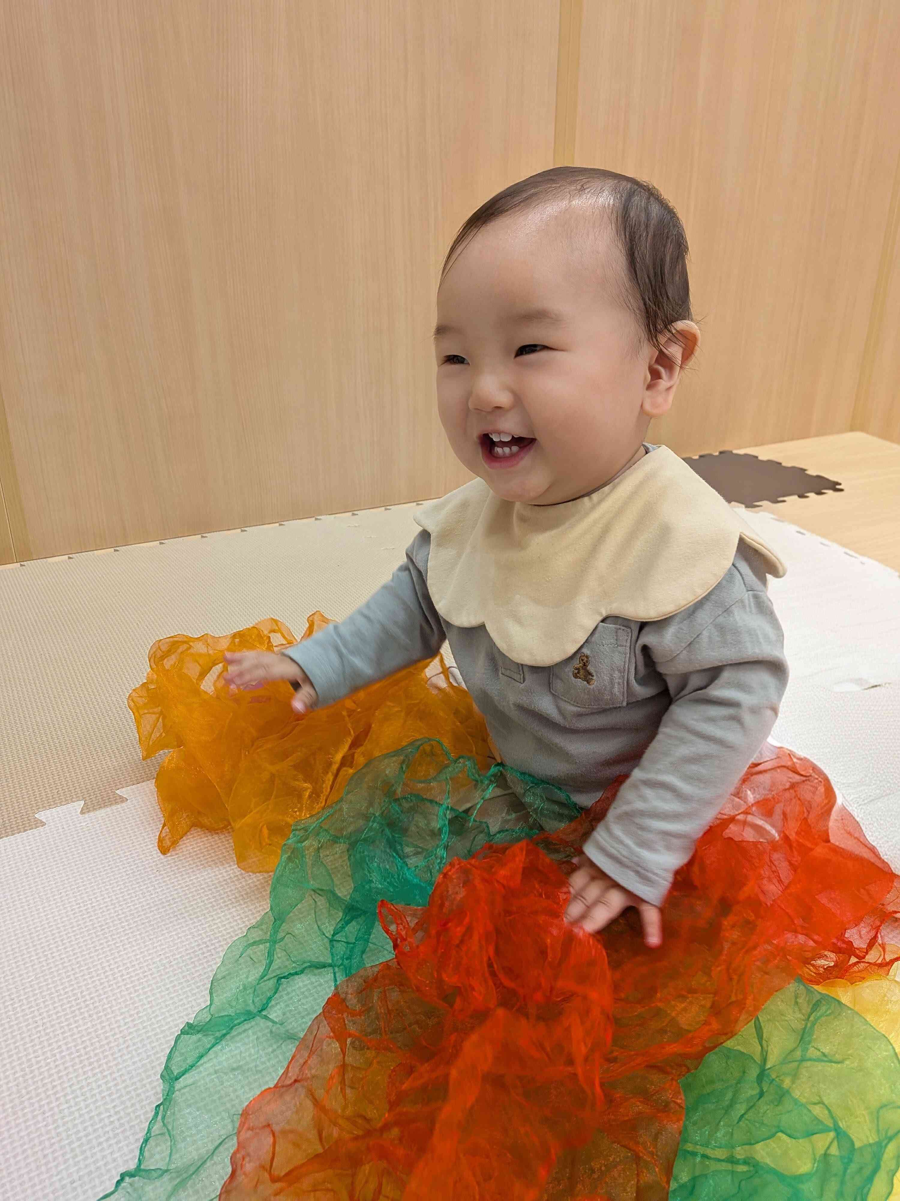0歳児さんのお部屋遊びの様子♪