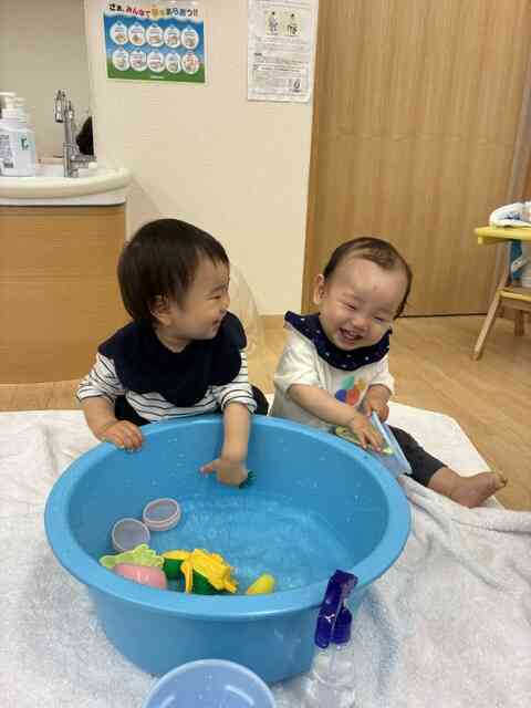 0歳児さんのお部屋遊びの様子♪