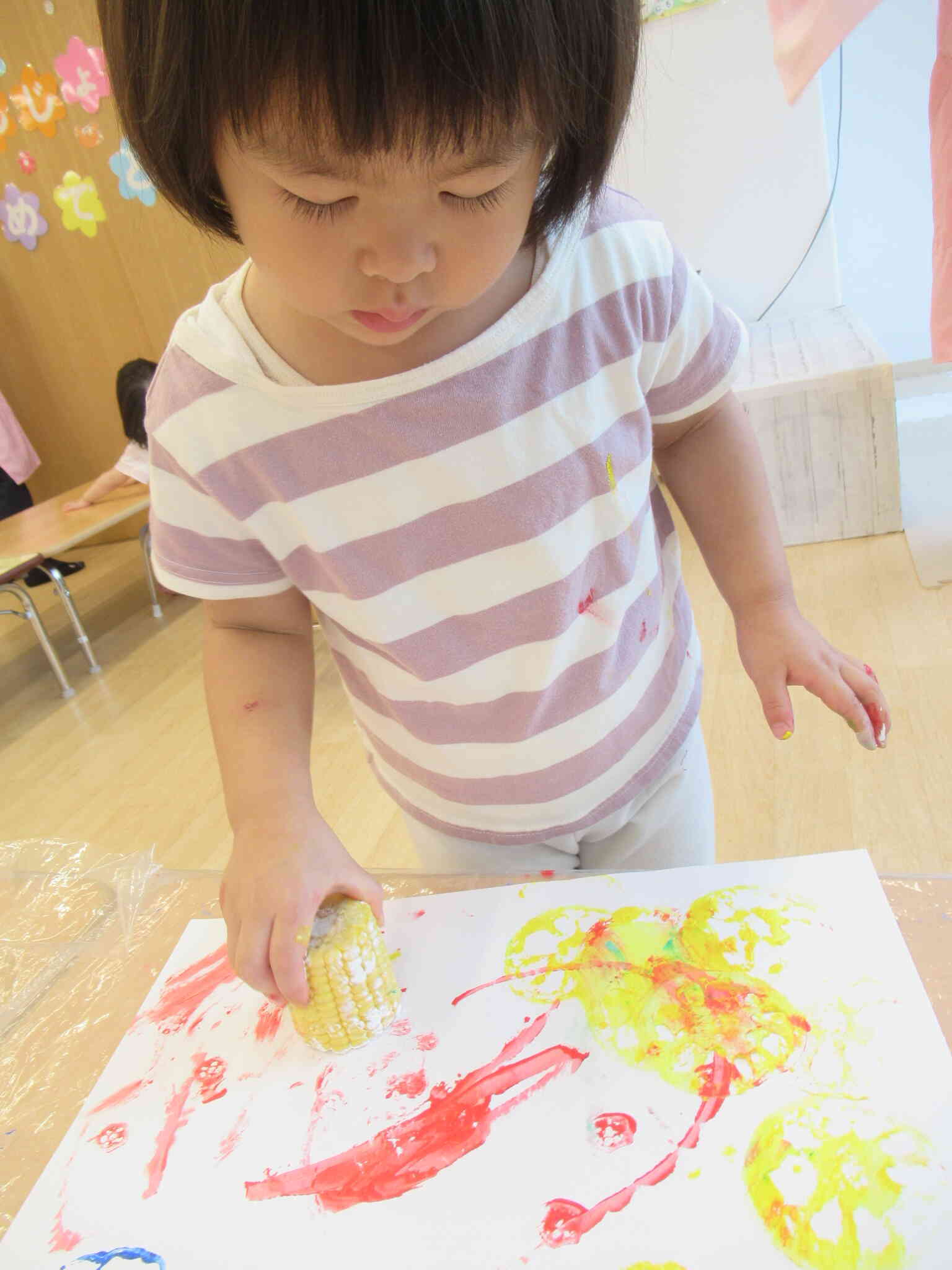 2歳児さんの野菜スタンプの様子♪
