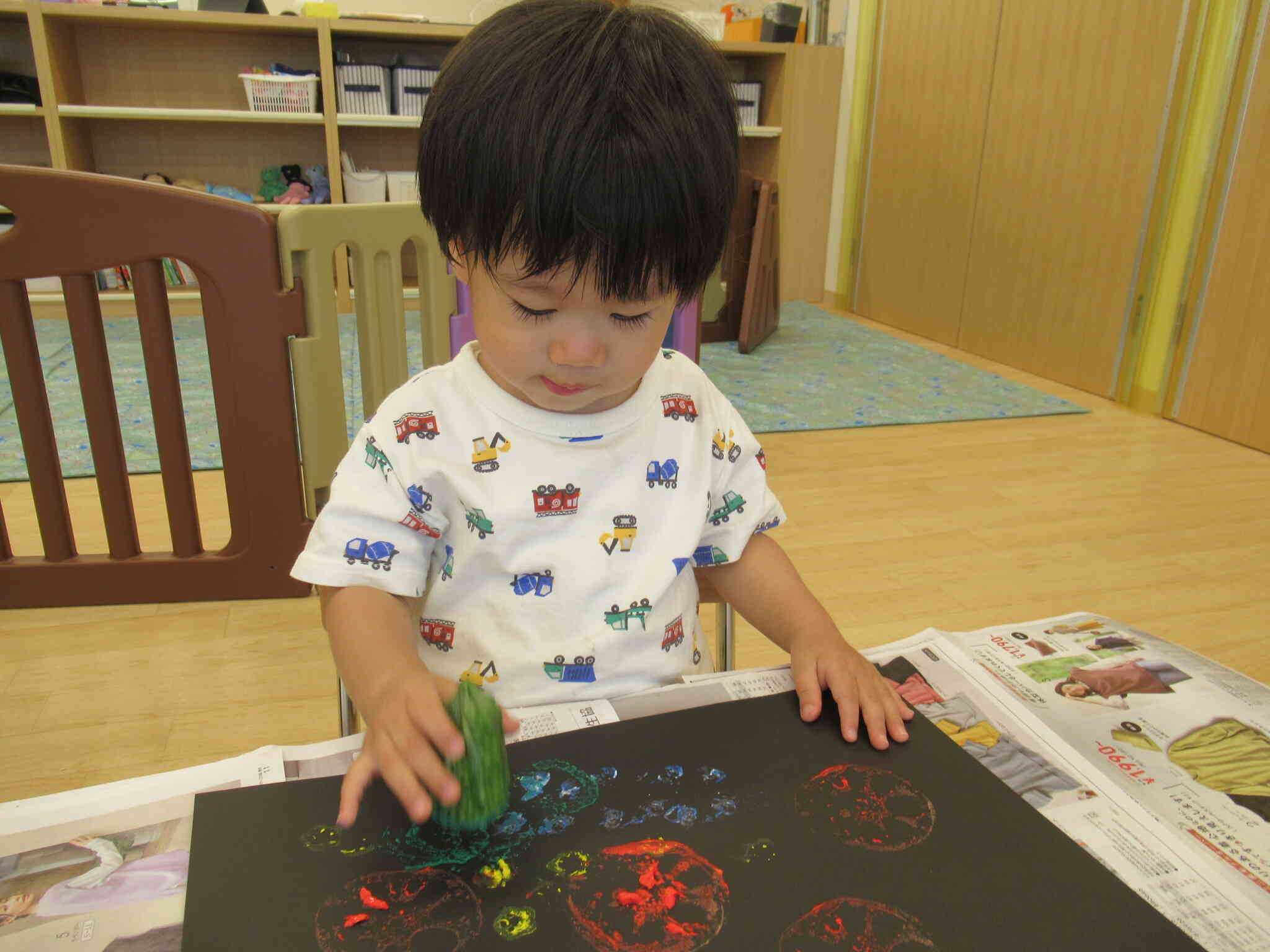 1歳児さんの野菜スタンプの様子♪