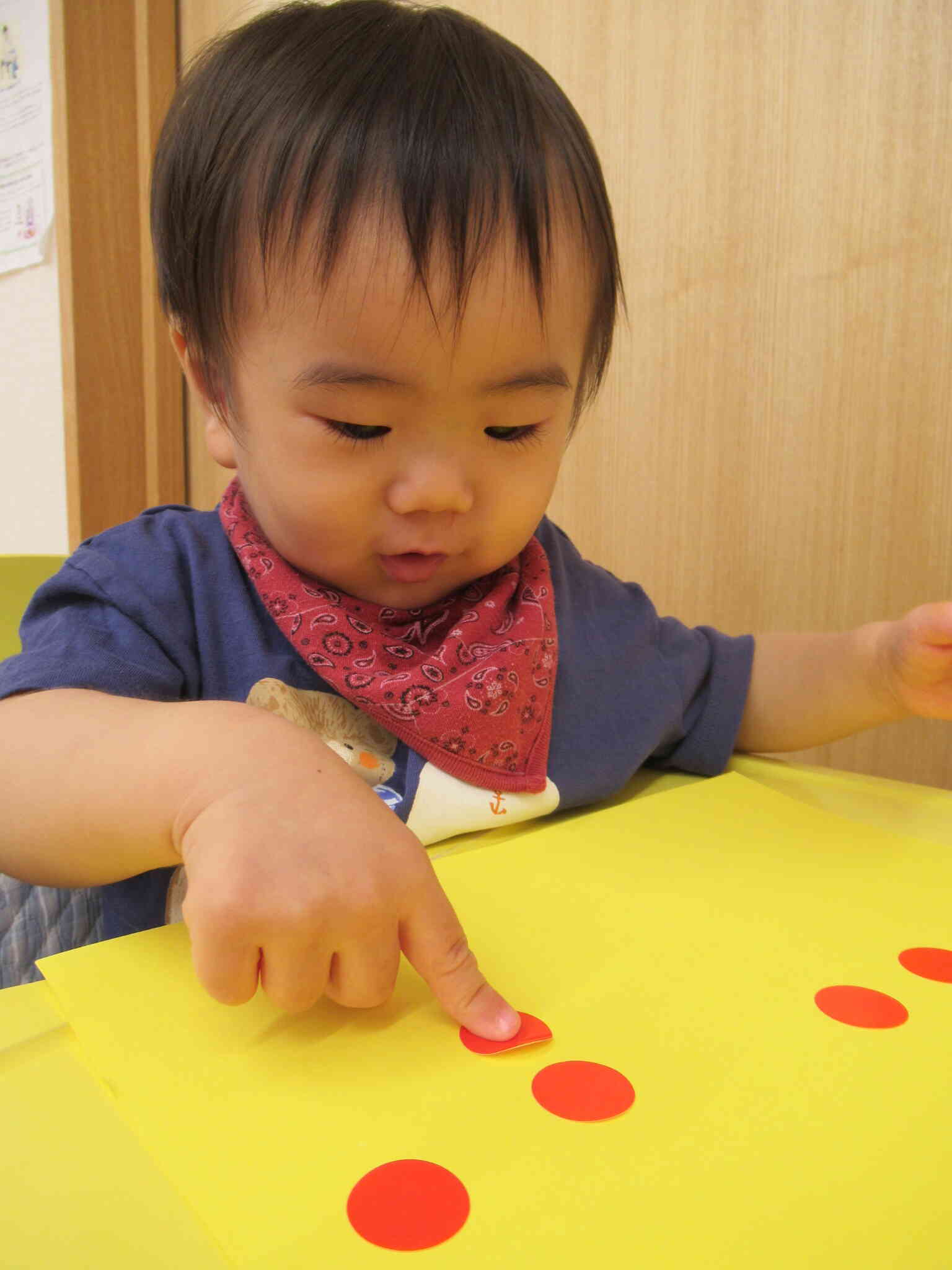 0歳児さんの制作の様子♪