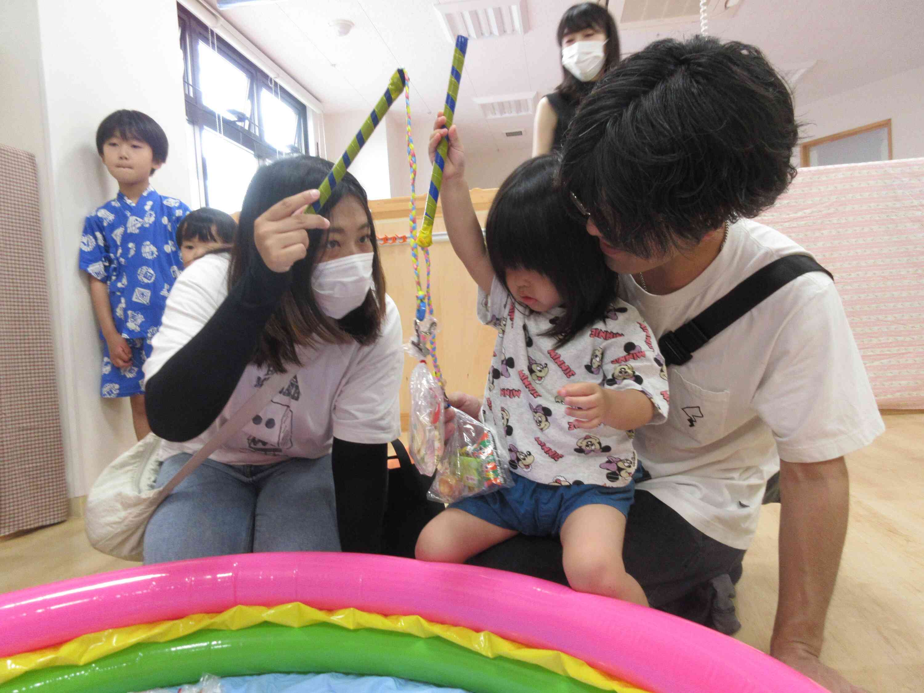 「わーい」おかしがたくさん、つれたね