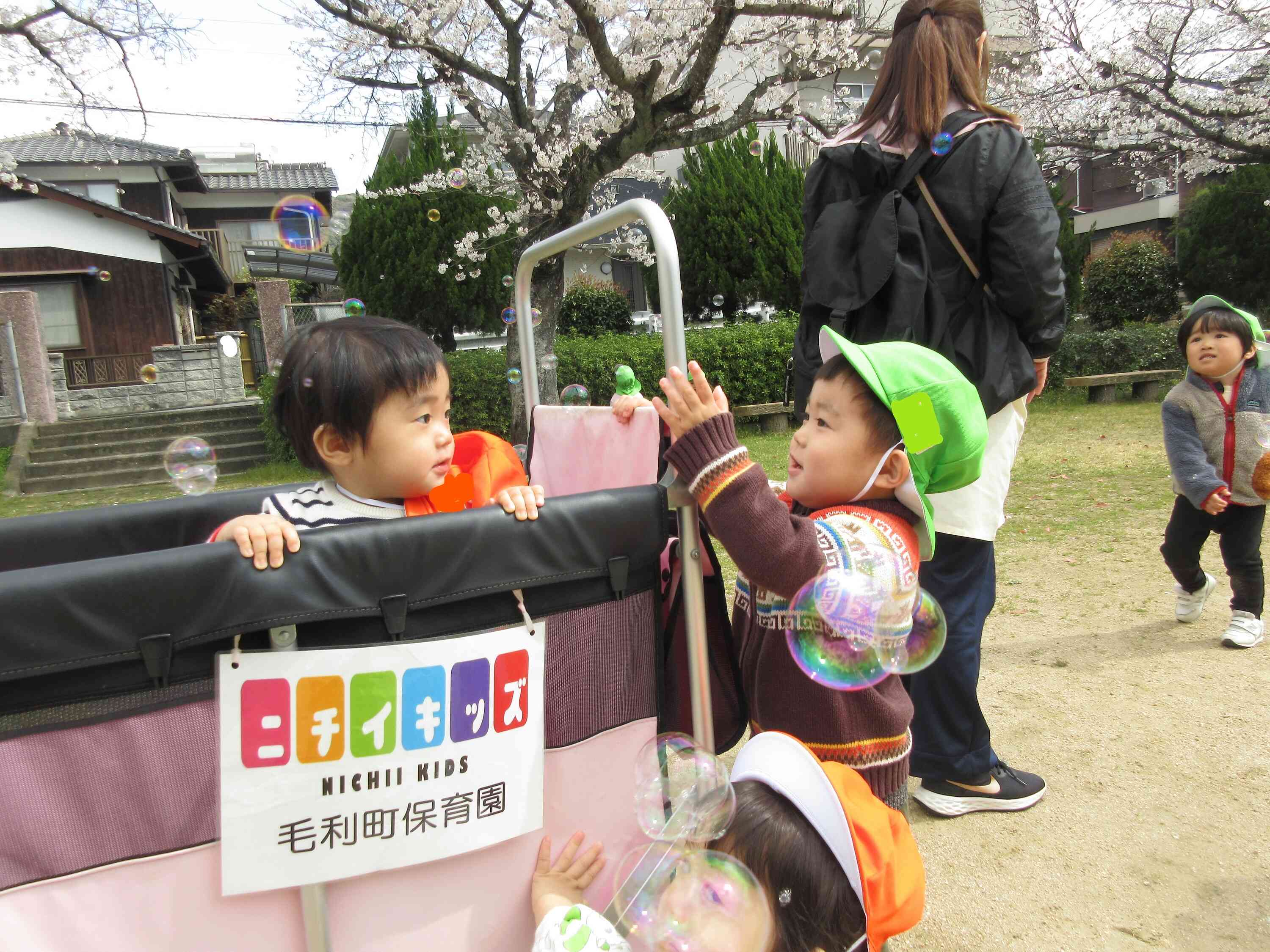 ほら！こんなところにも、しゃぼん玉が来たよ。