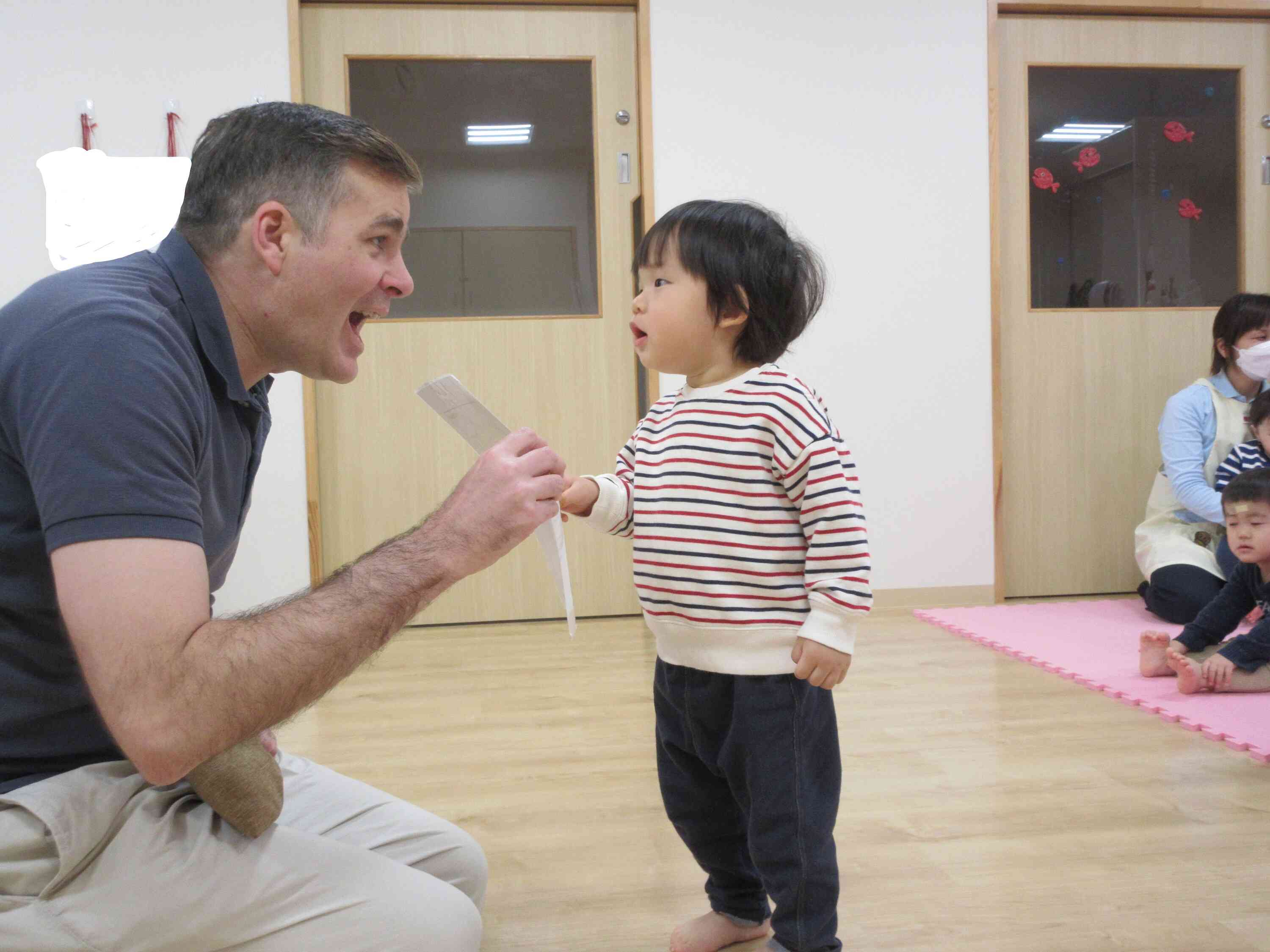 先生の表情や口の動きを見て真似をしていましたよ。