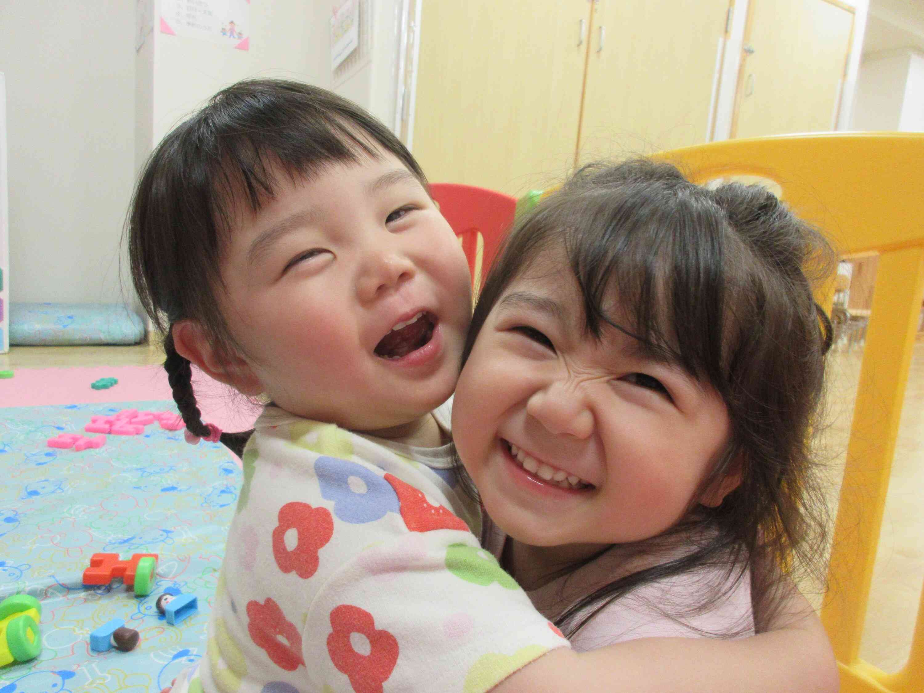 お友だちと一緒に遊ぶの楽しいね。みーんな笑顔になっちゃいます。