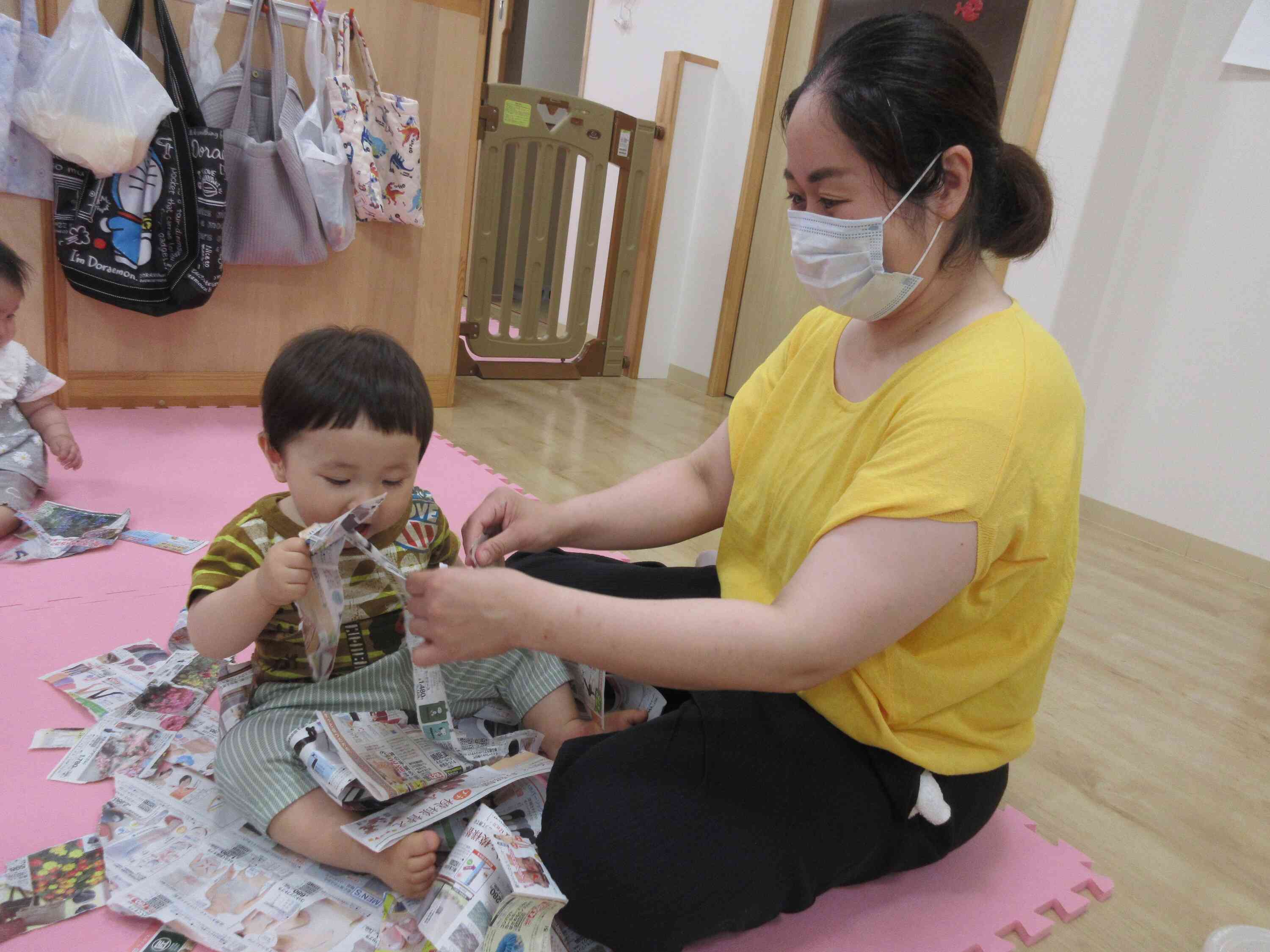 ひよこ組（0歳児）さんのお部屋では新聞遊びをしていました。ビリビリとたくさん破ってお部屋いっぱいに新聞の海ができていましたよ。ダイナミックに遊べたね。