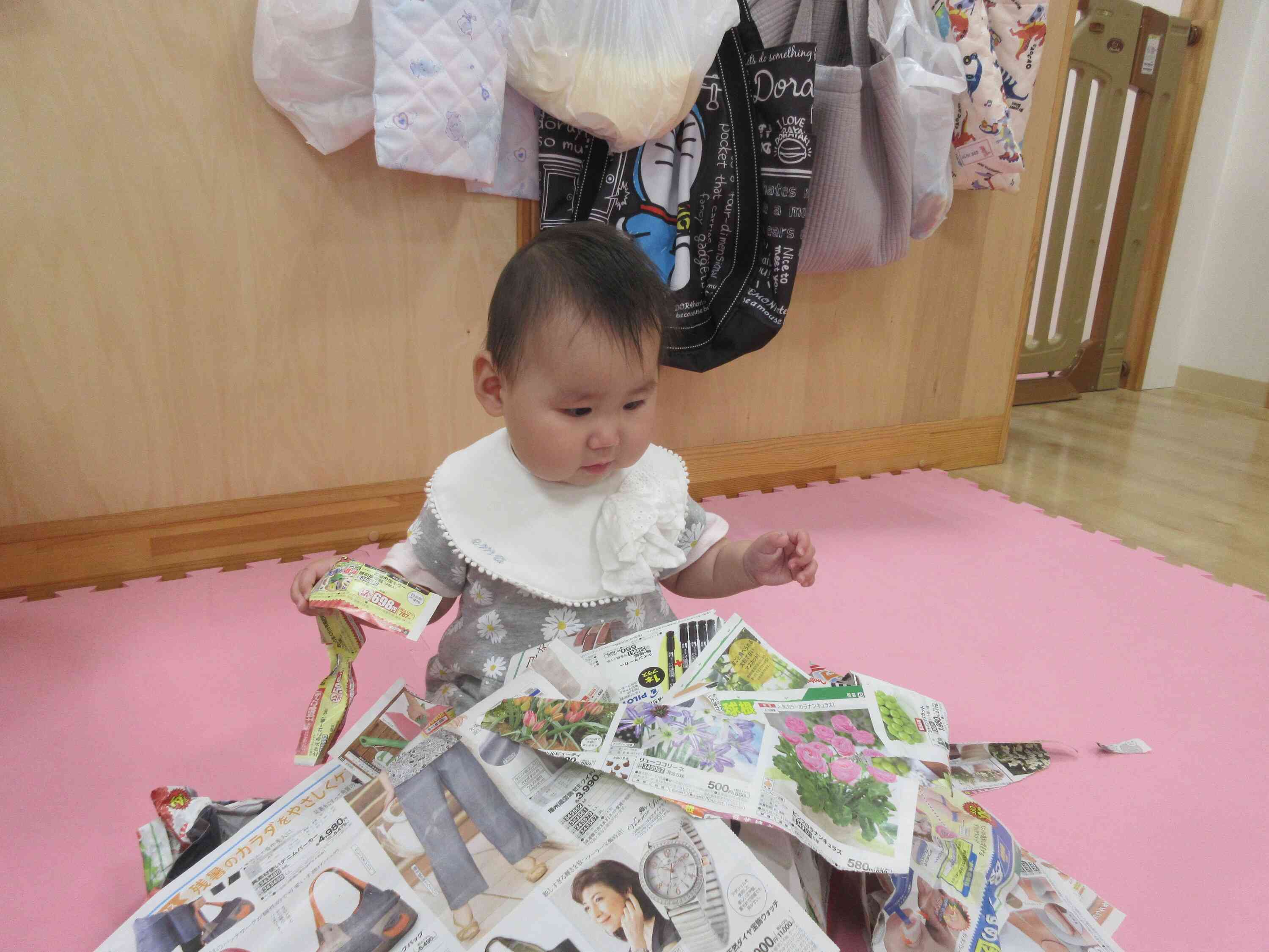 ひよこ組（0歳児）さんは新聞を「にぎにぎ」「クシャクシャ」いろいろな感触を味わっていましたよ。