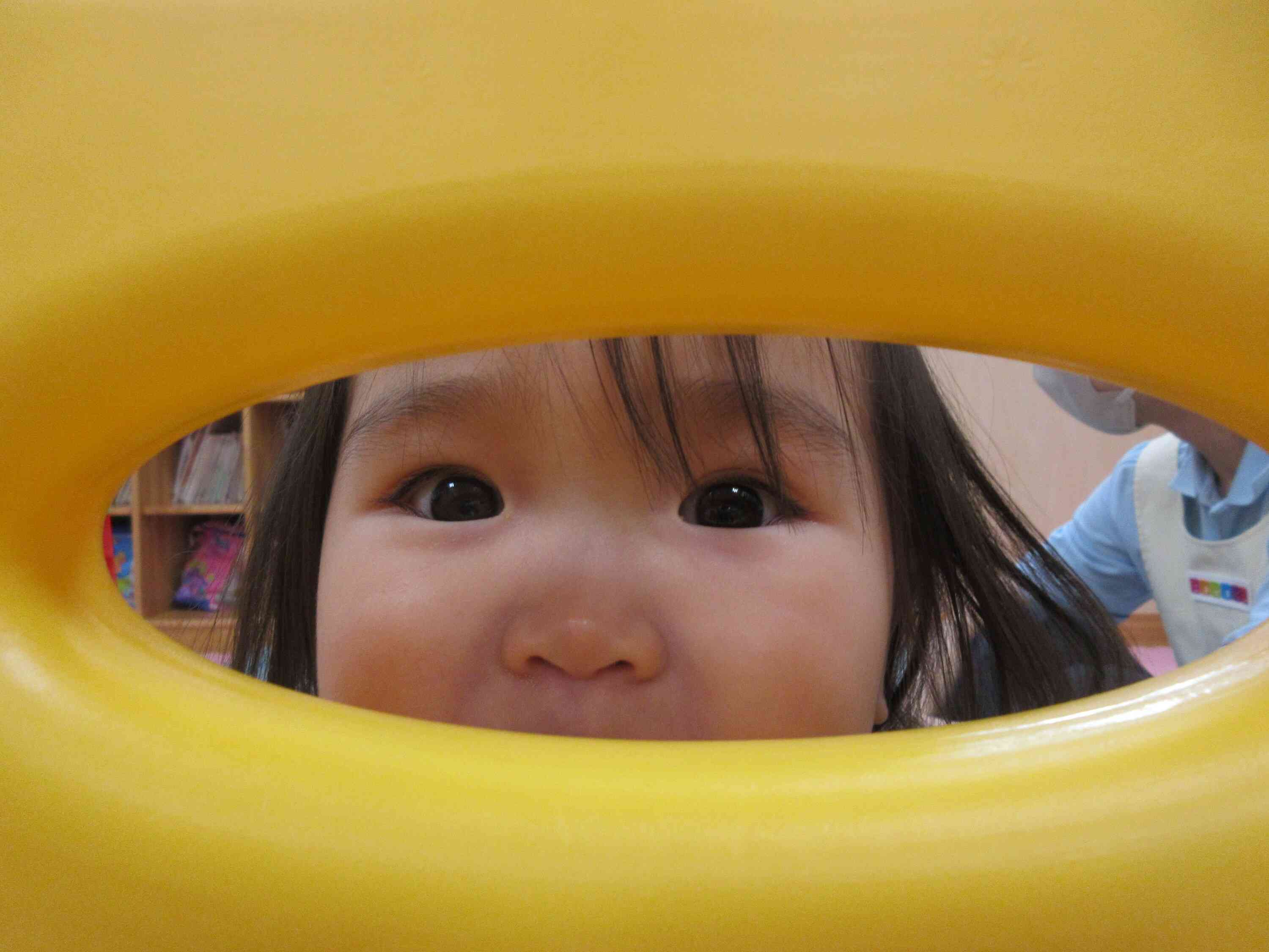 「パーテーションの穴からのぞいているのは、だーれだ？」たくさんの興味が子ども達にはありますね。