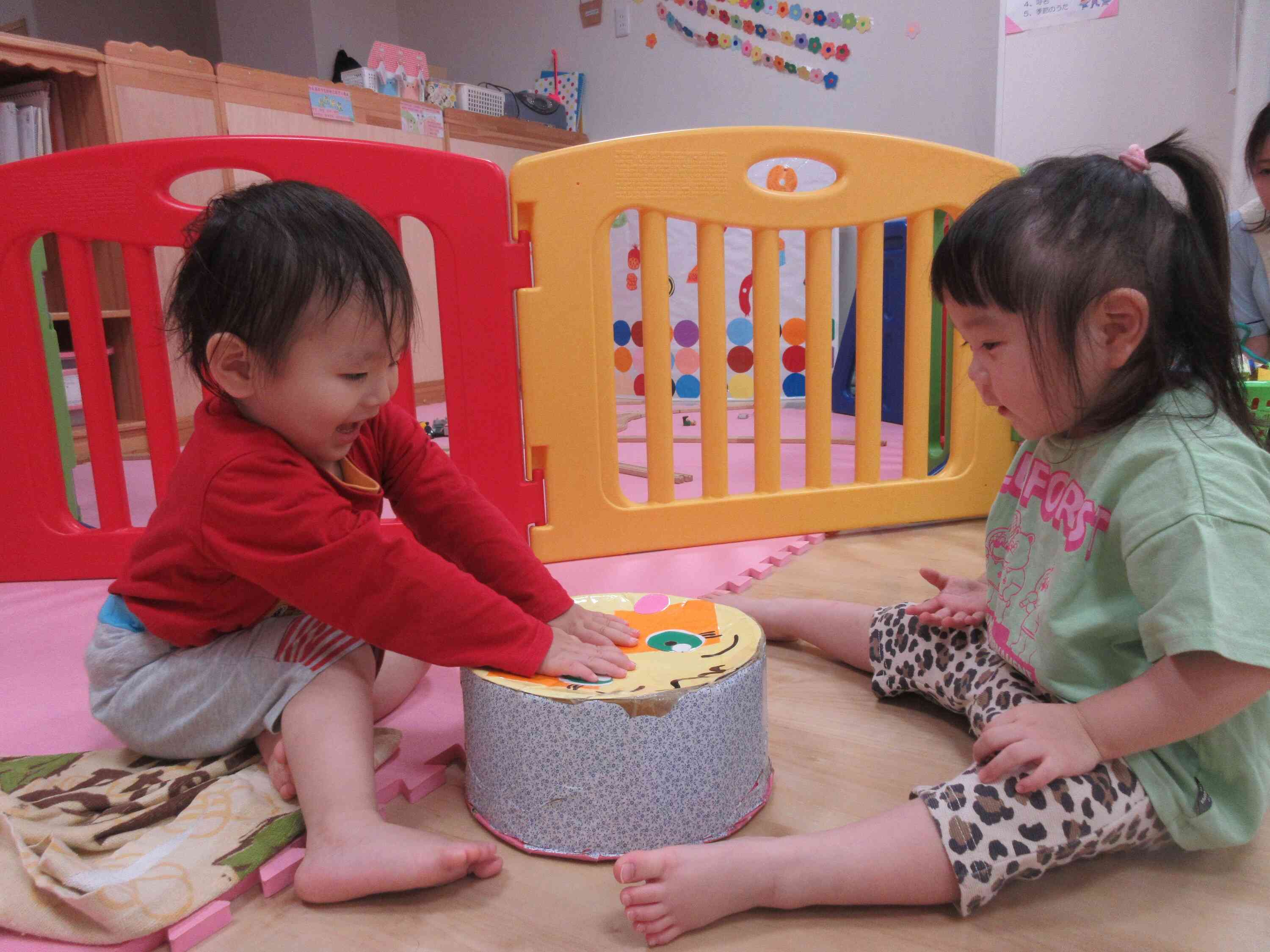 玩具1つでも子ども達の遊びは広がります。遊ぶ中で子どもたち同士関わりを深めていきますね。