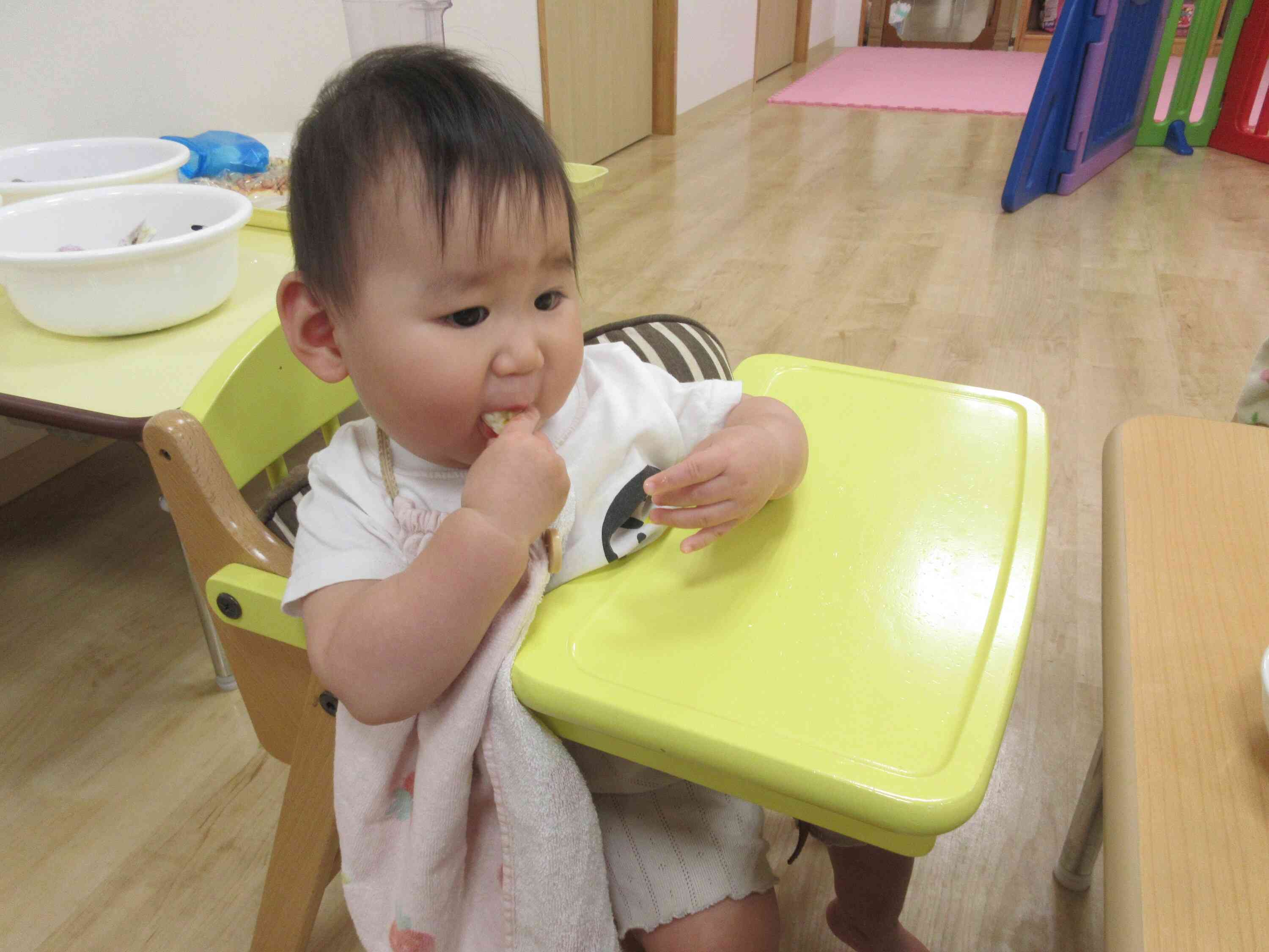 ひよこぐみ（0歳児）さんのお友だちも手に持って上手に食べることができるようになりました。