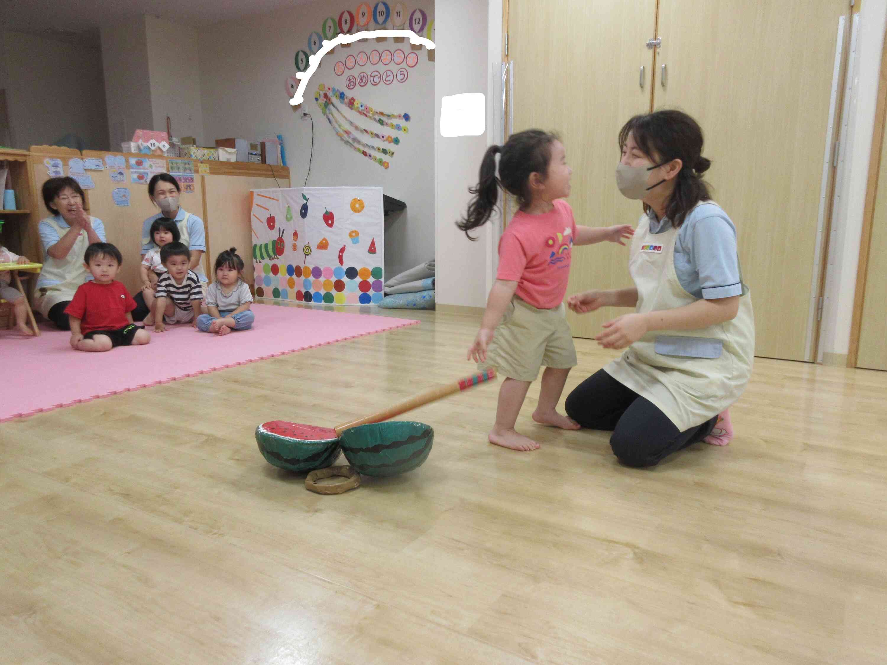「すいかが割れたよ！」真っ先に先生に報告です。