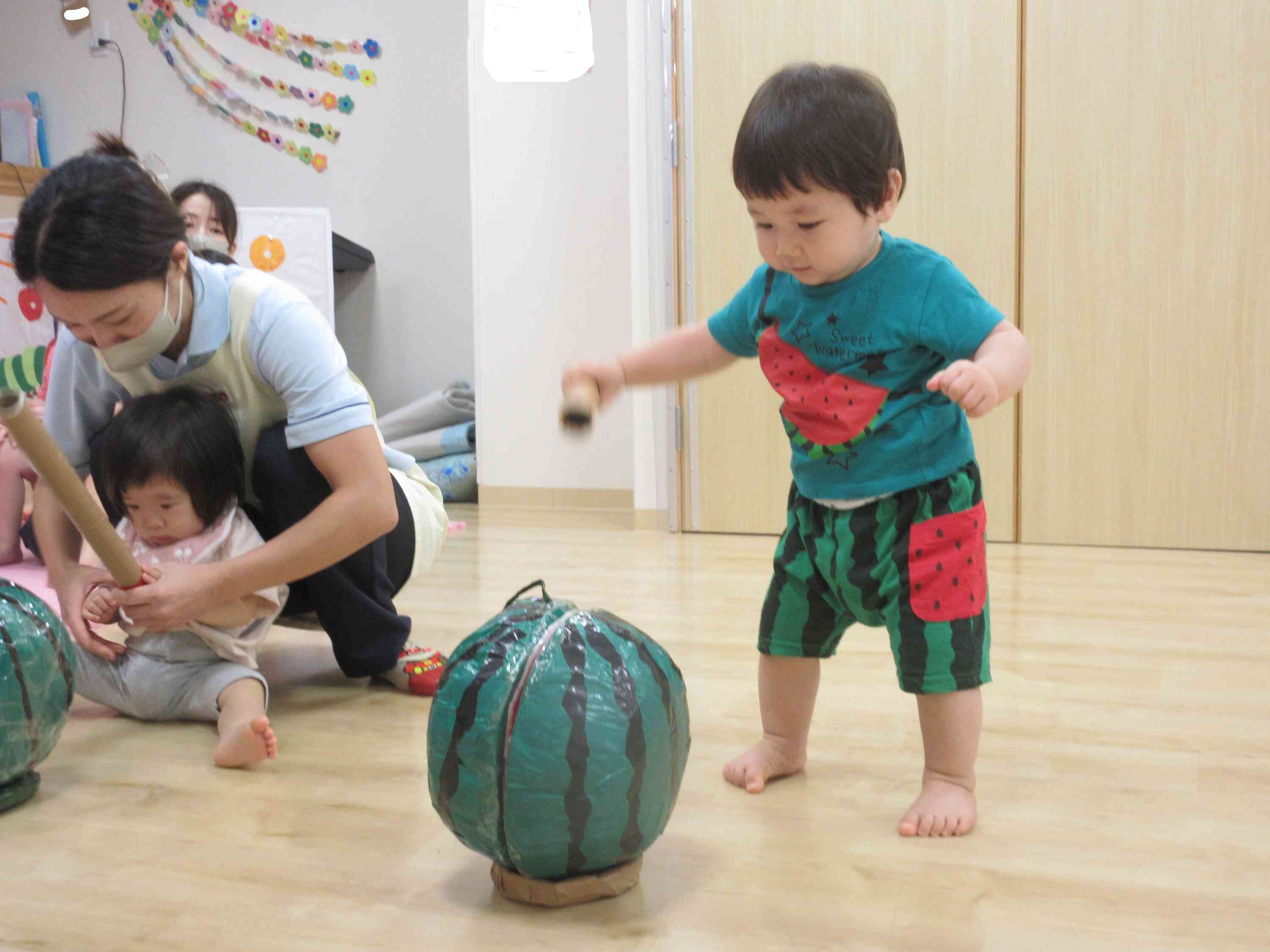 ひよこぐみ（0歳児）さんのお友だちも棒を持ちまっしぐらに、すいかに向かっていっていましたよ。