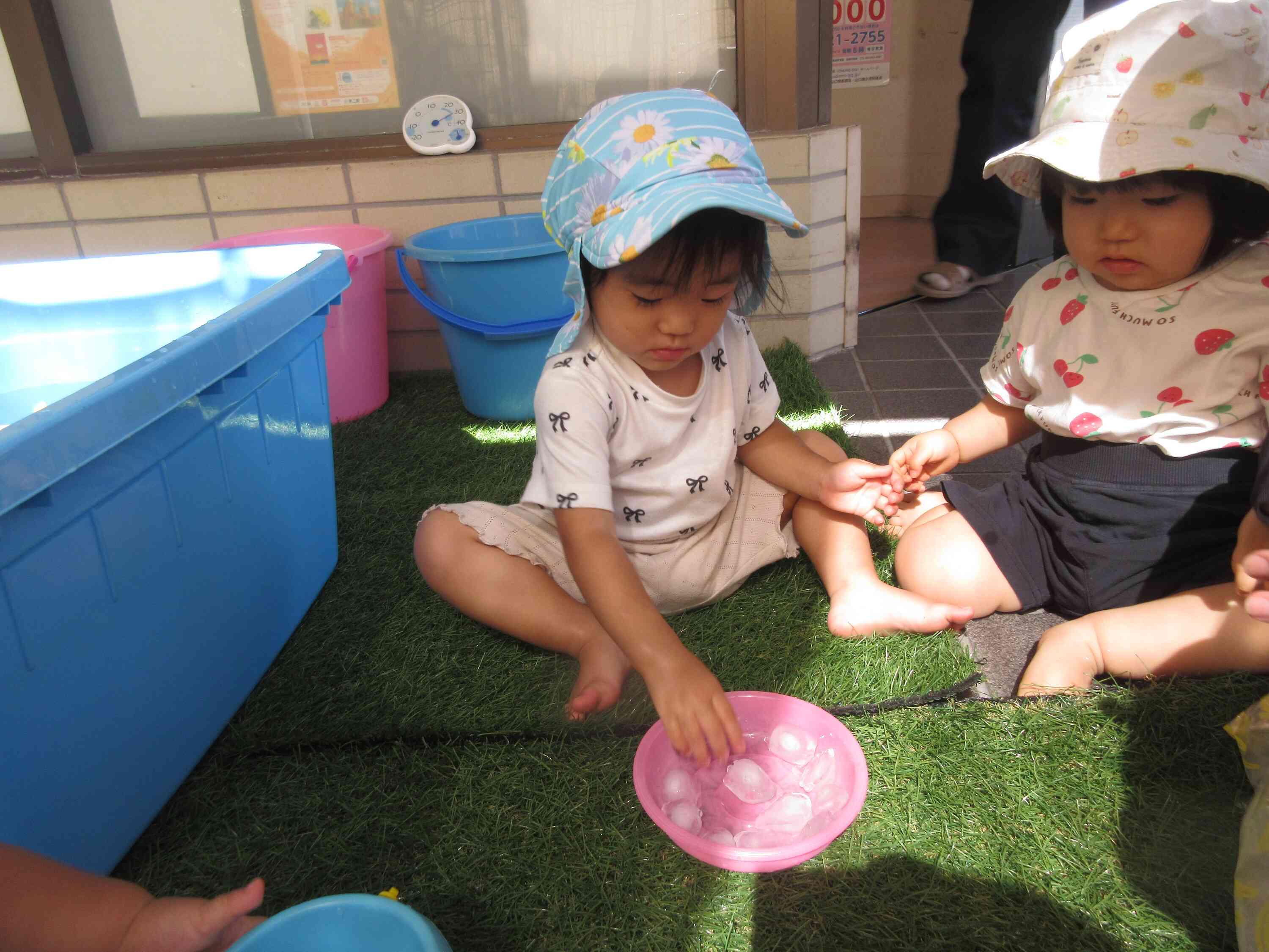 氷がたくさん。さわってみよう。