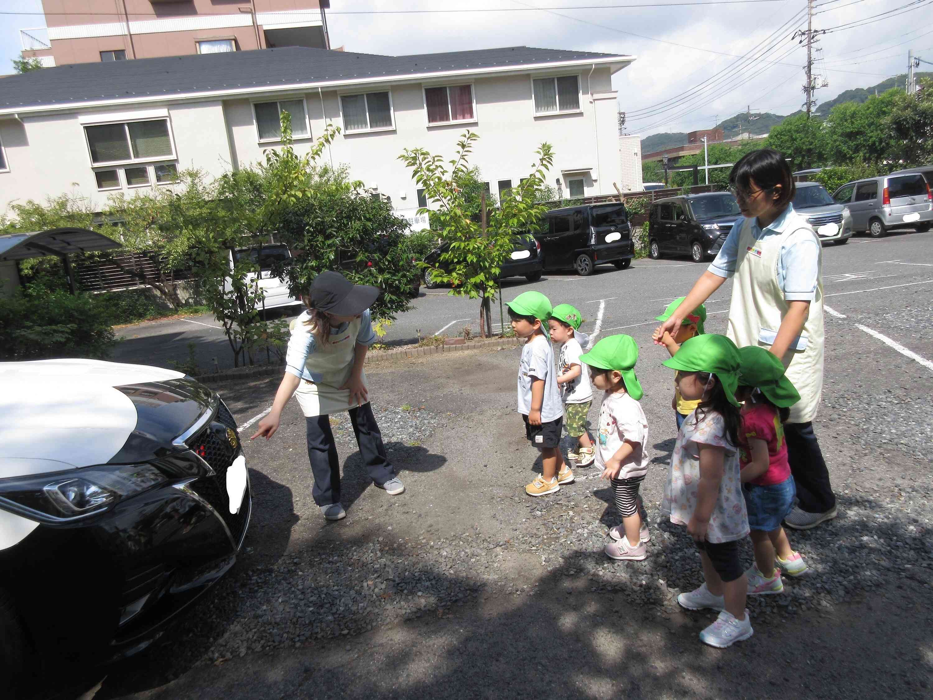 パトカーの周りをぐるーっと回っていろんな不思議を見せてもらいました。