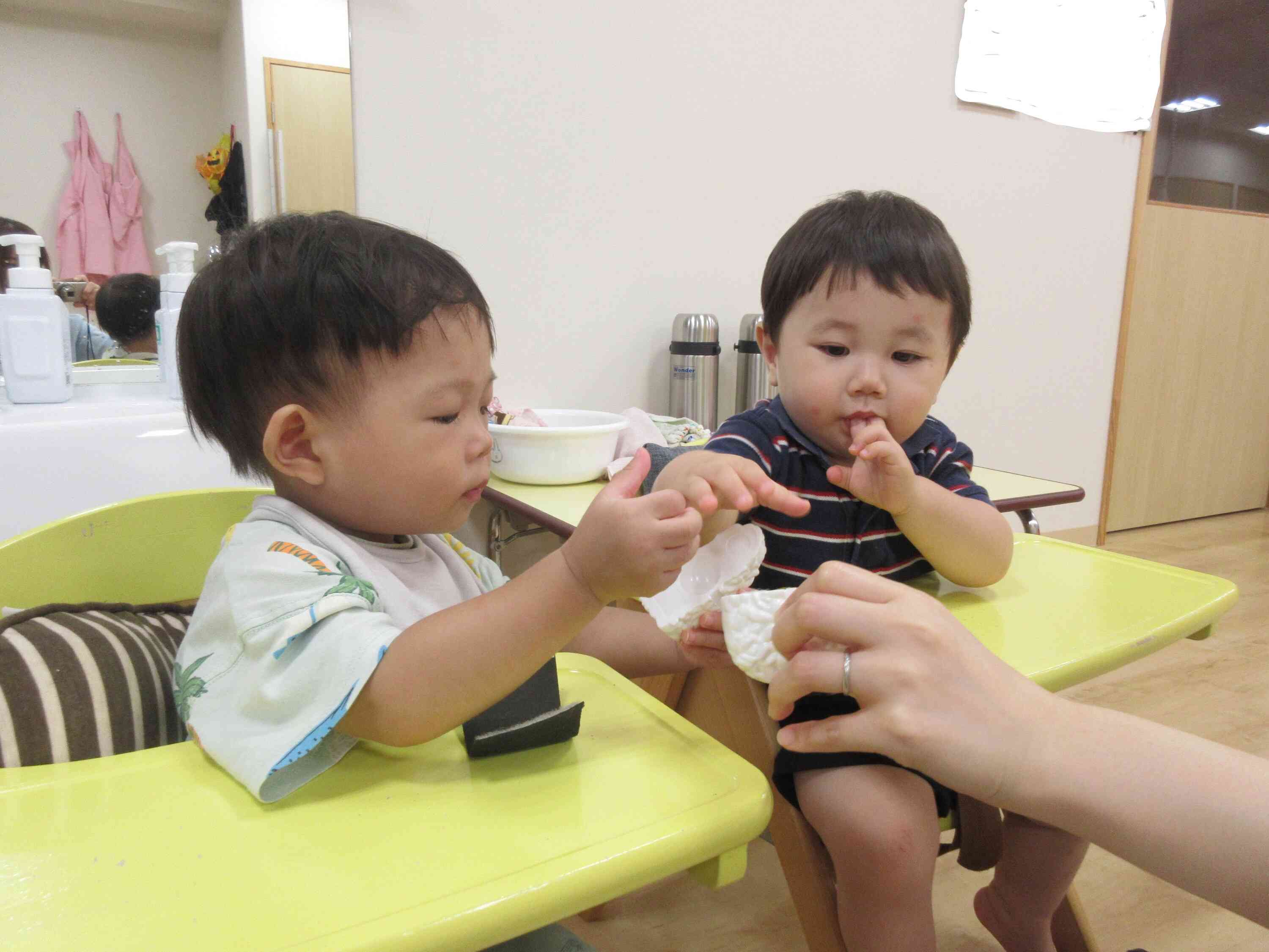 ひよこぐみ（0歳児）さんもフエルトでできたおにぎりをさわってみました。