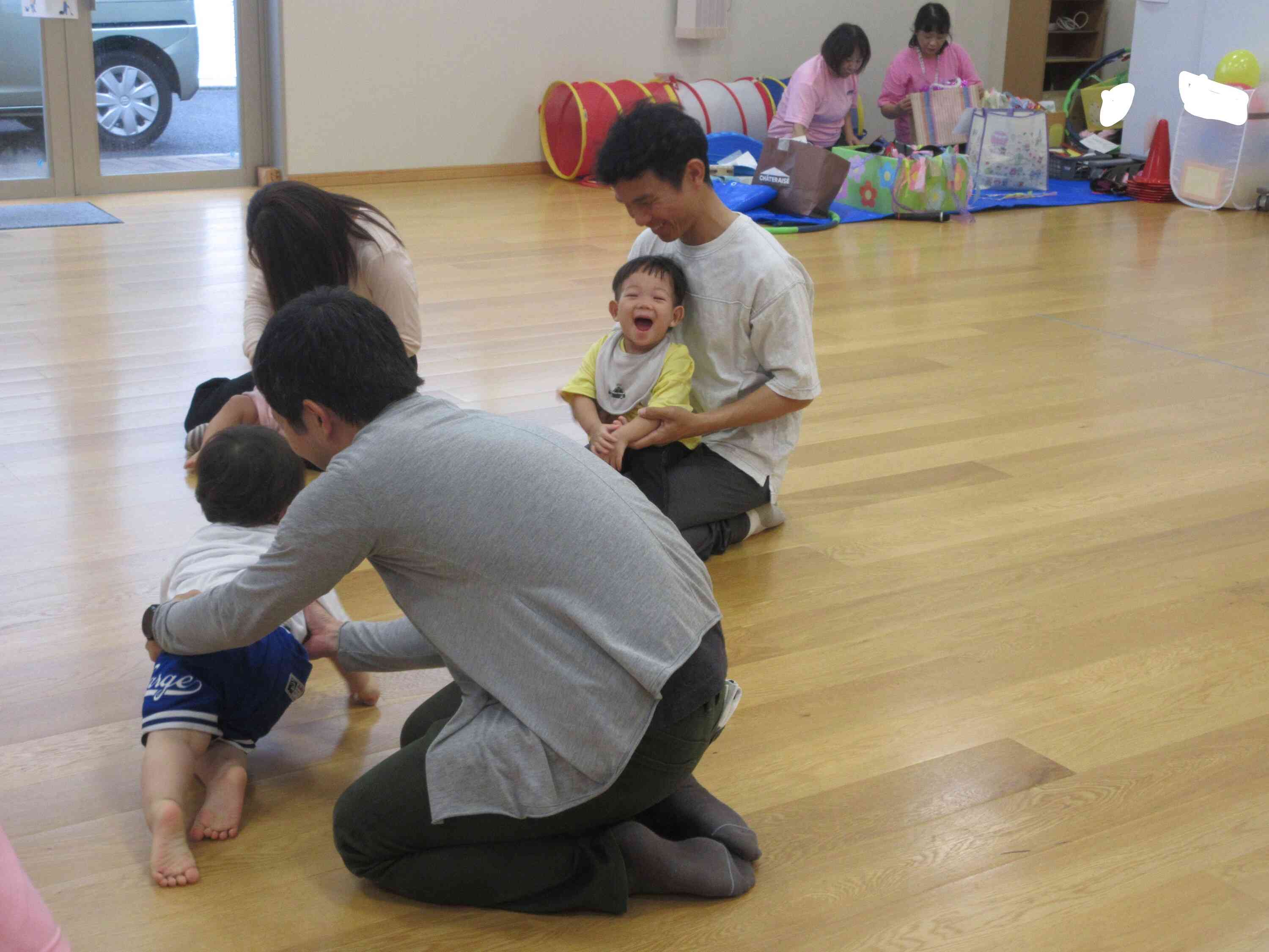 お父さんと一緒に体操をして笑顔いっぱいの子ども達でした。