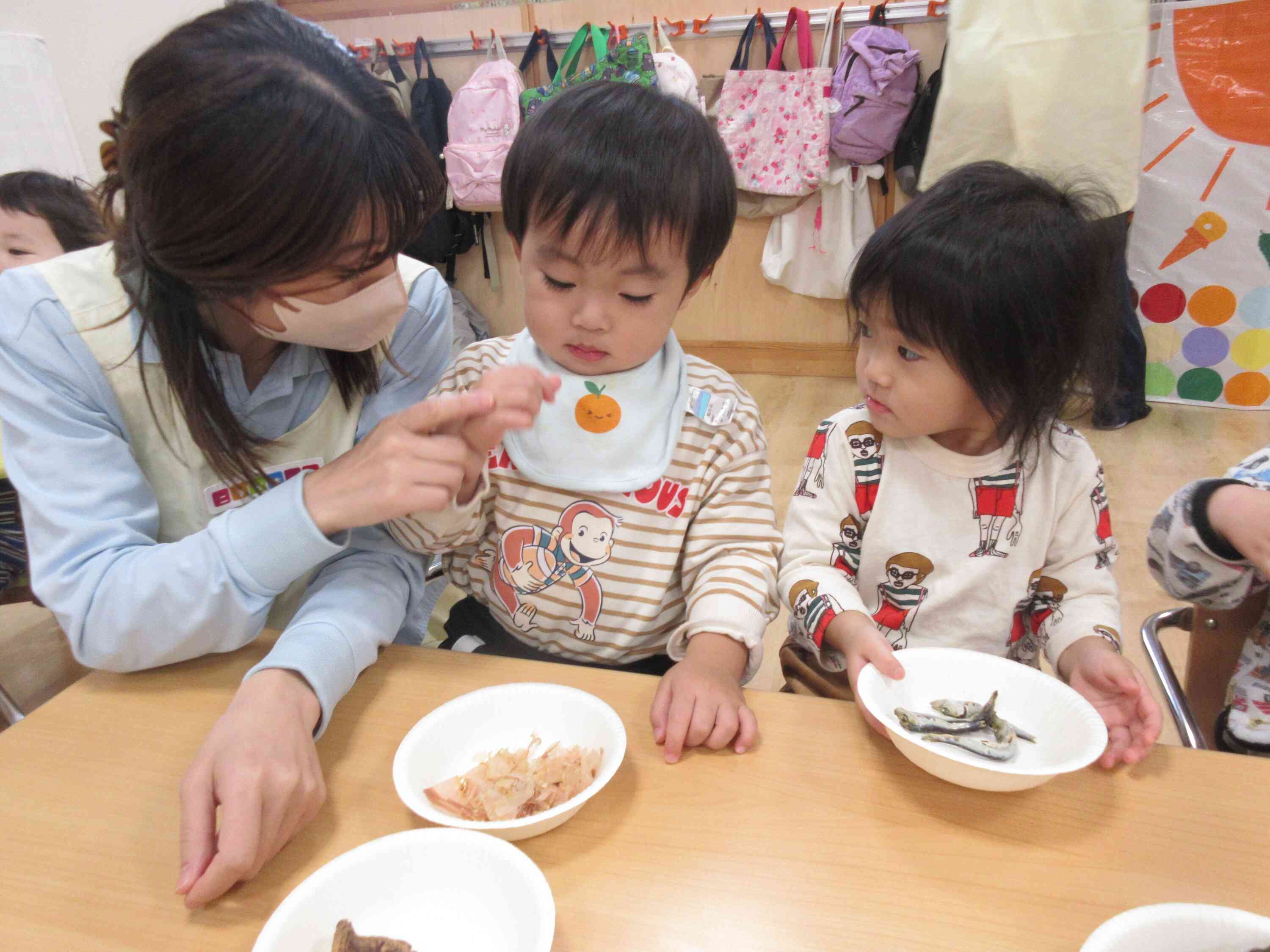 さわって、におって