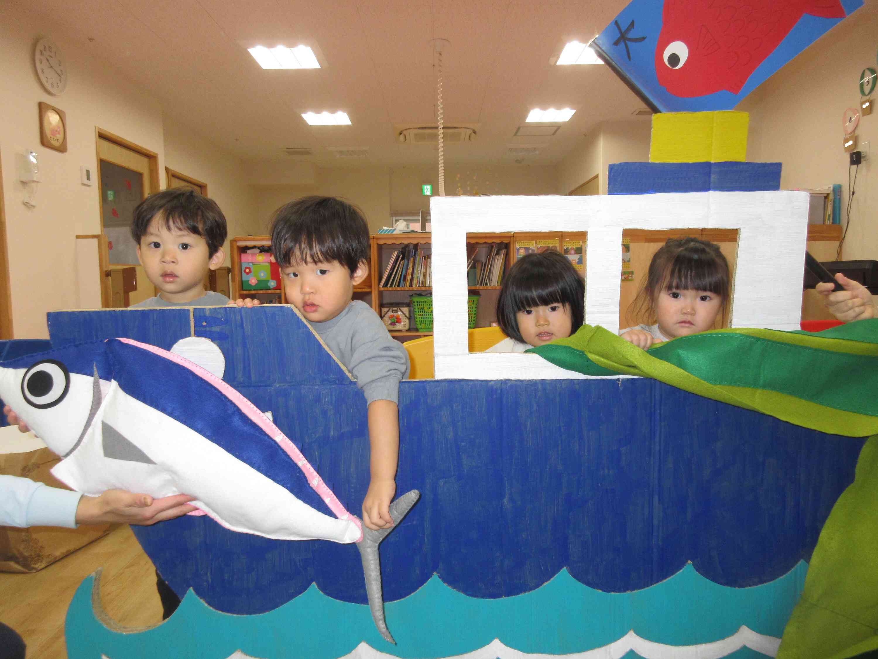 あひるぐみ(1歳児)さんも、みんなで漁に出かけました。