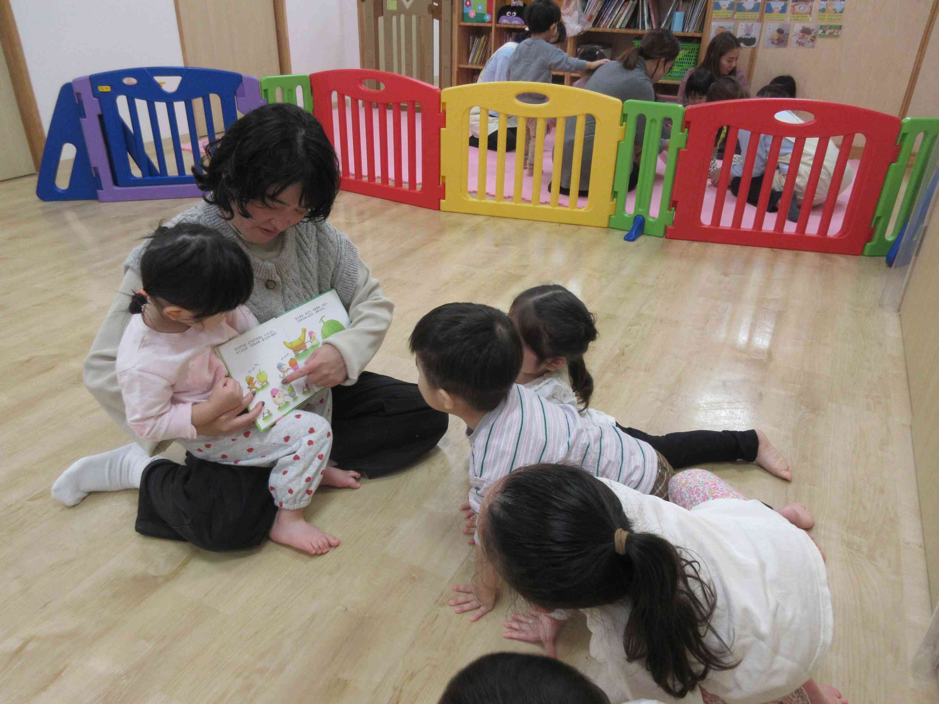 お母さんに読んでもらうお話に、みんな興味津々です。