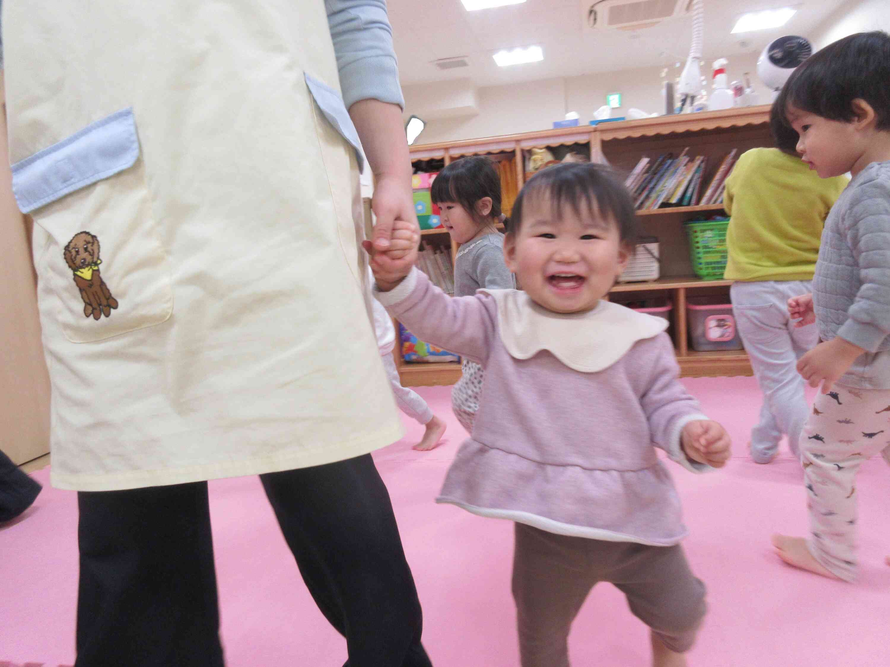 音楽に合わせてニコニコ。しっかり歩くことができるようになりました。