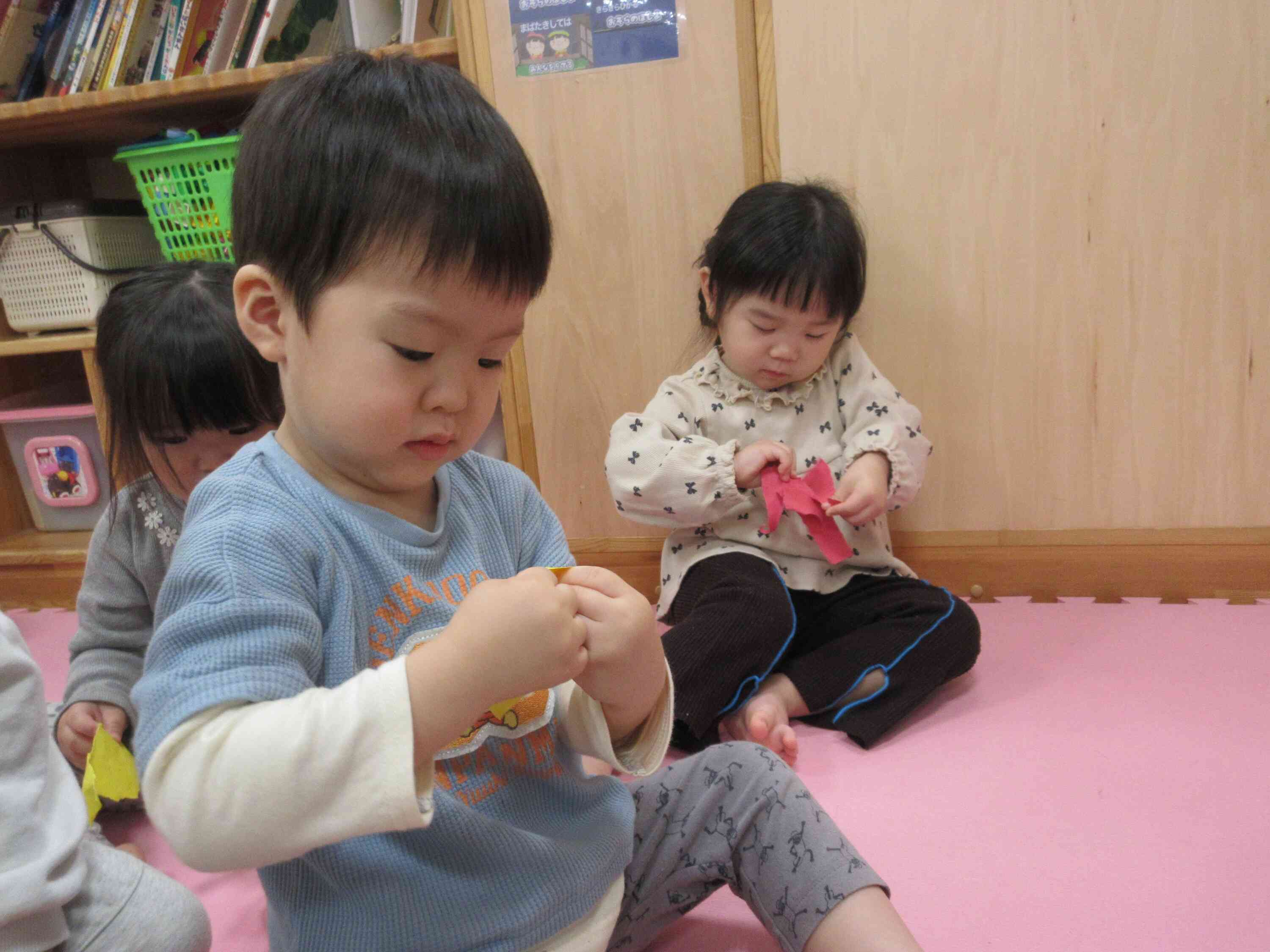 うさぎぐみ（２歳児）さんは、自分なりに考えながらやっていました。どの子も表情が真剣です。
