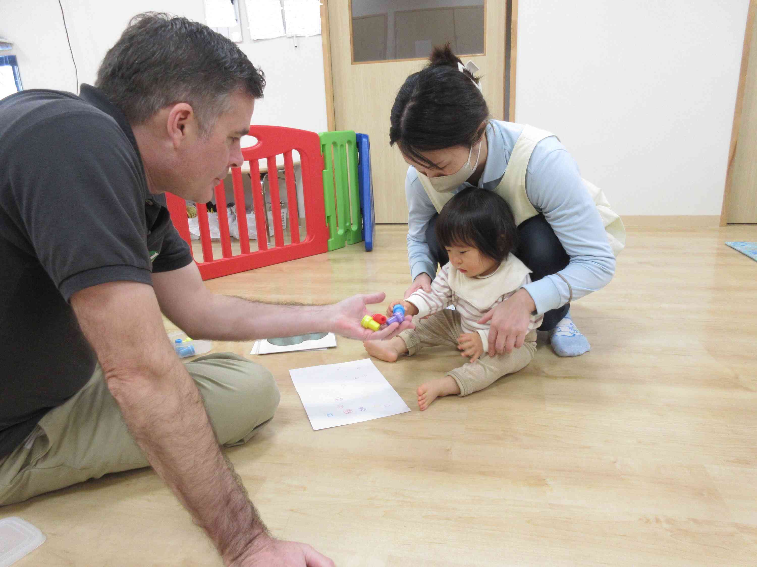 ひよこぐみ（０歳児）さんも好きな色のスタンプを選んで「ペタン」と押していましたよ。