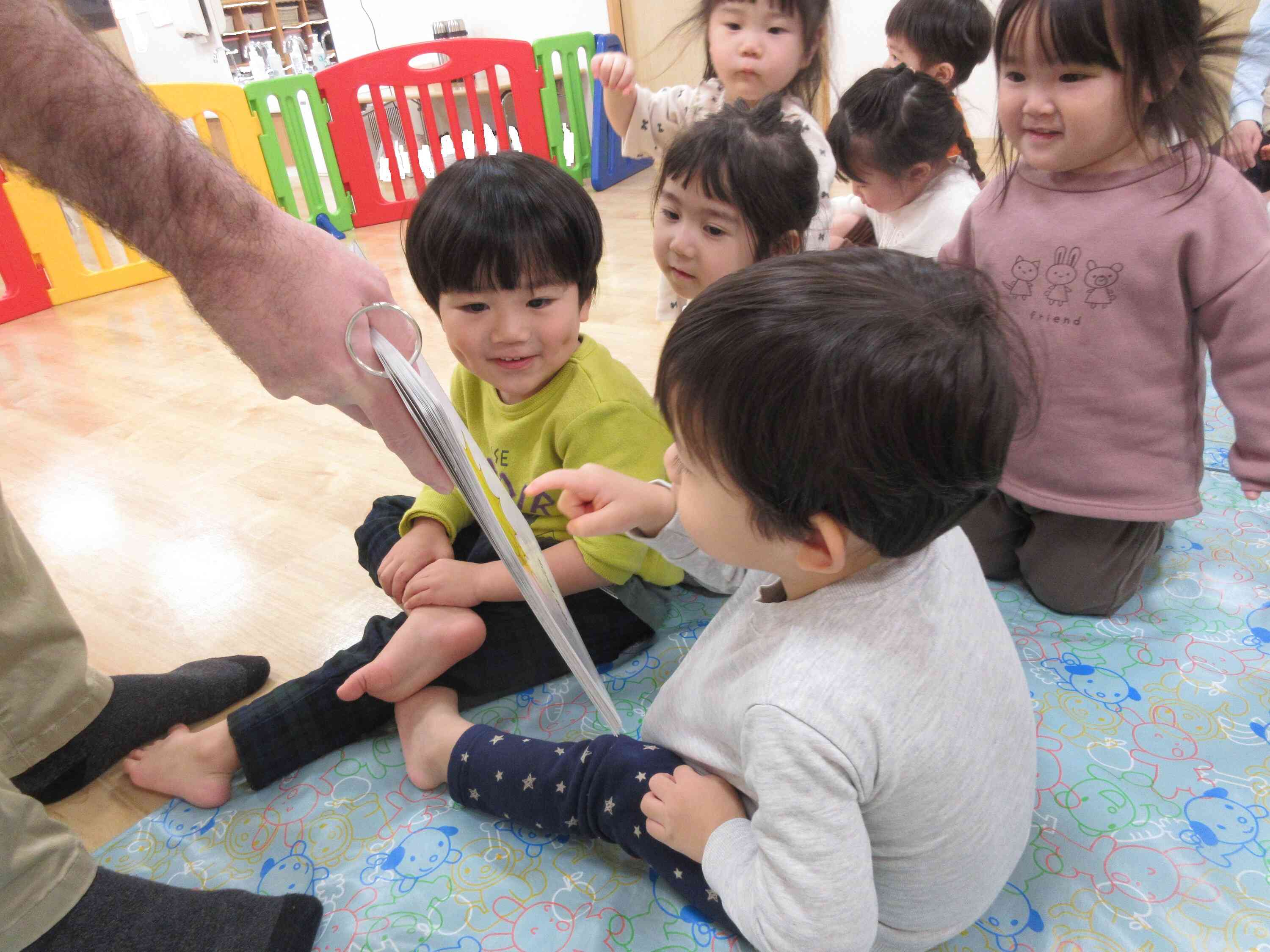 お友達がやっているところも楽しく見ています。次は僕（私）の番かな？楽しみだな～！