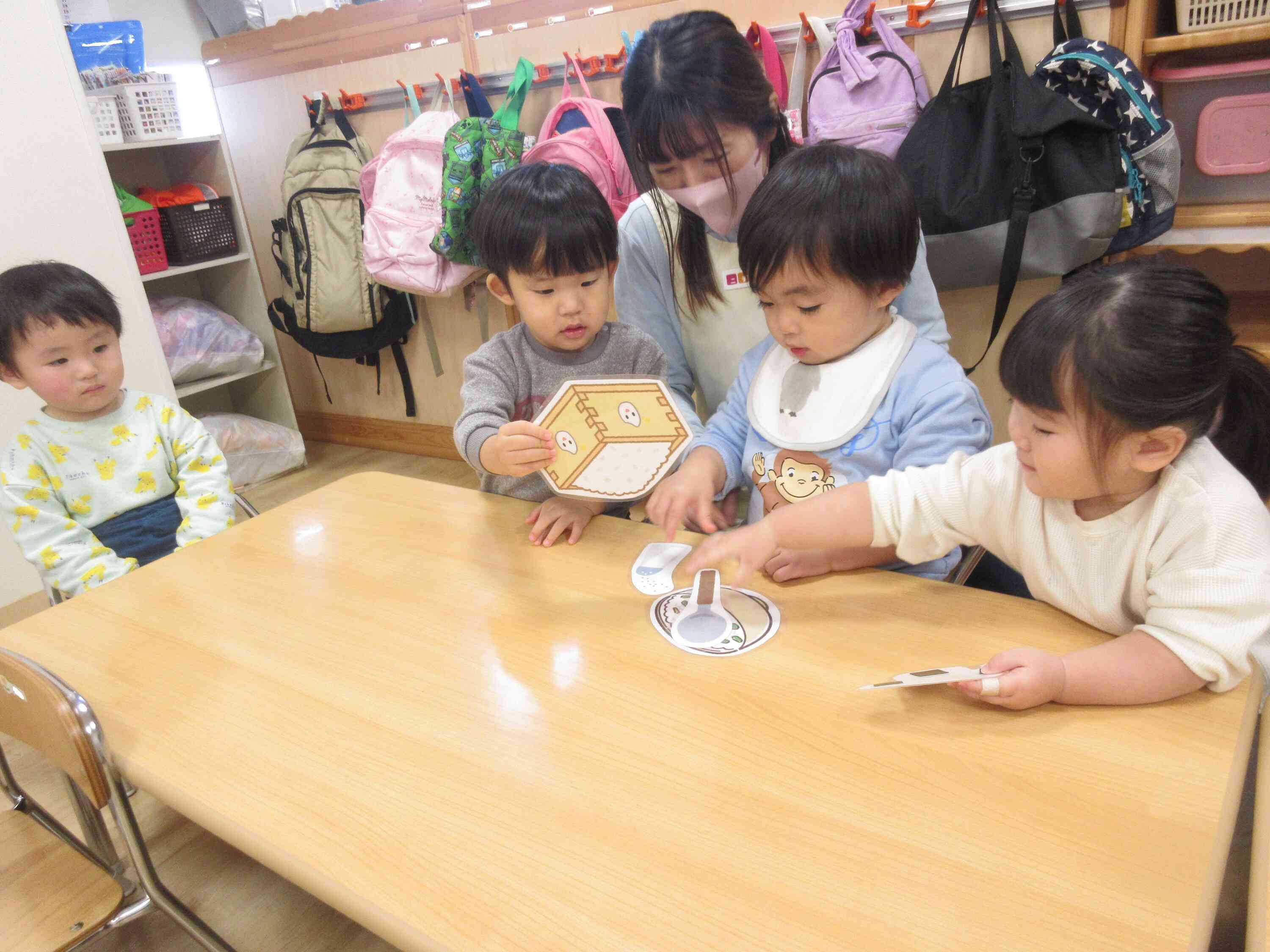 お鍋にお米を入れて、七草も入れてお水を入れてグツグツしたら「七草がゆ」の完成。