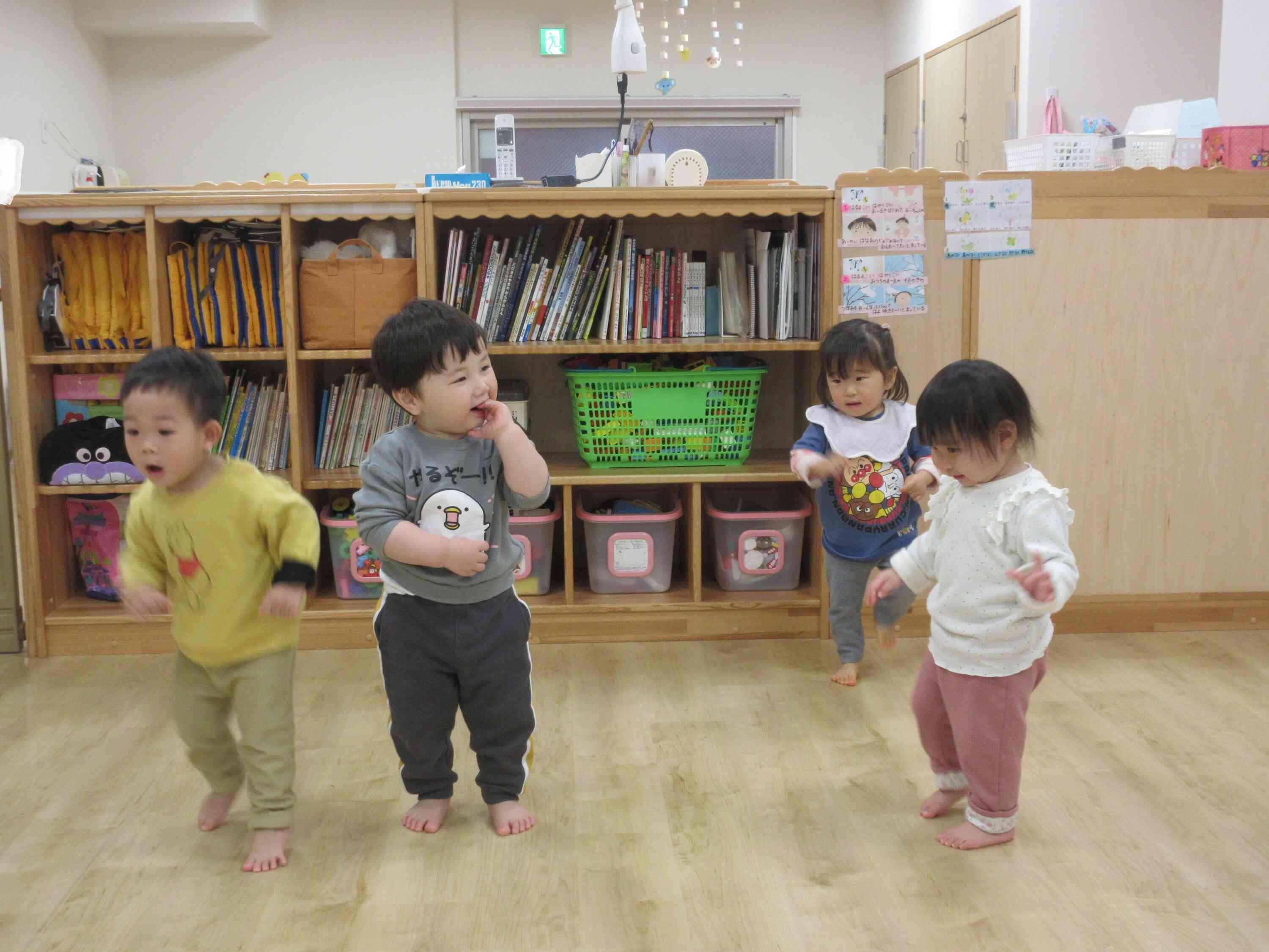 ひよこぐみ（０歳児）さんからの踊りのプレゼントです！音楽が、かかると、みんなノリノリです。