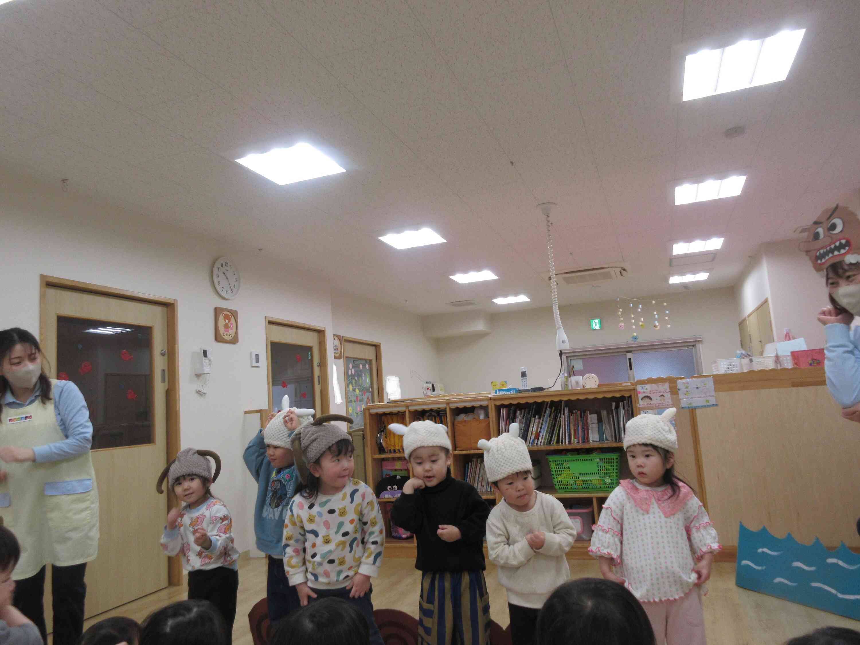 うさぎぐみ（２歳児）さんからも大好きな「３匹のやぎの　がらがらどん」の劇をみんなの前で披露しました。セリフもよく覚えていたね。