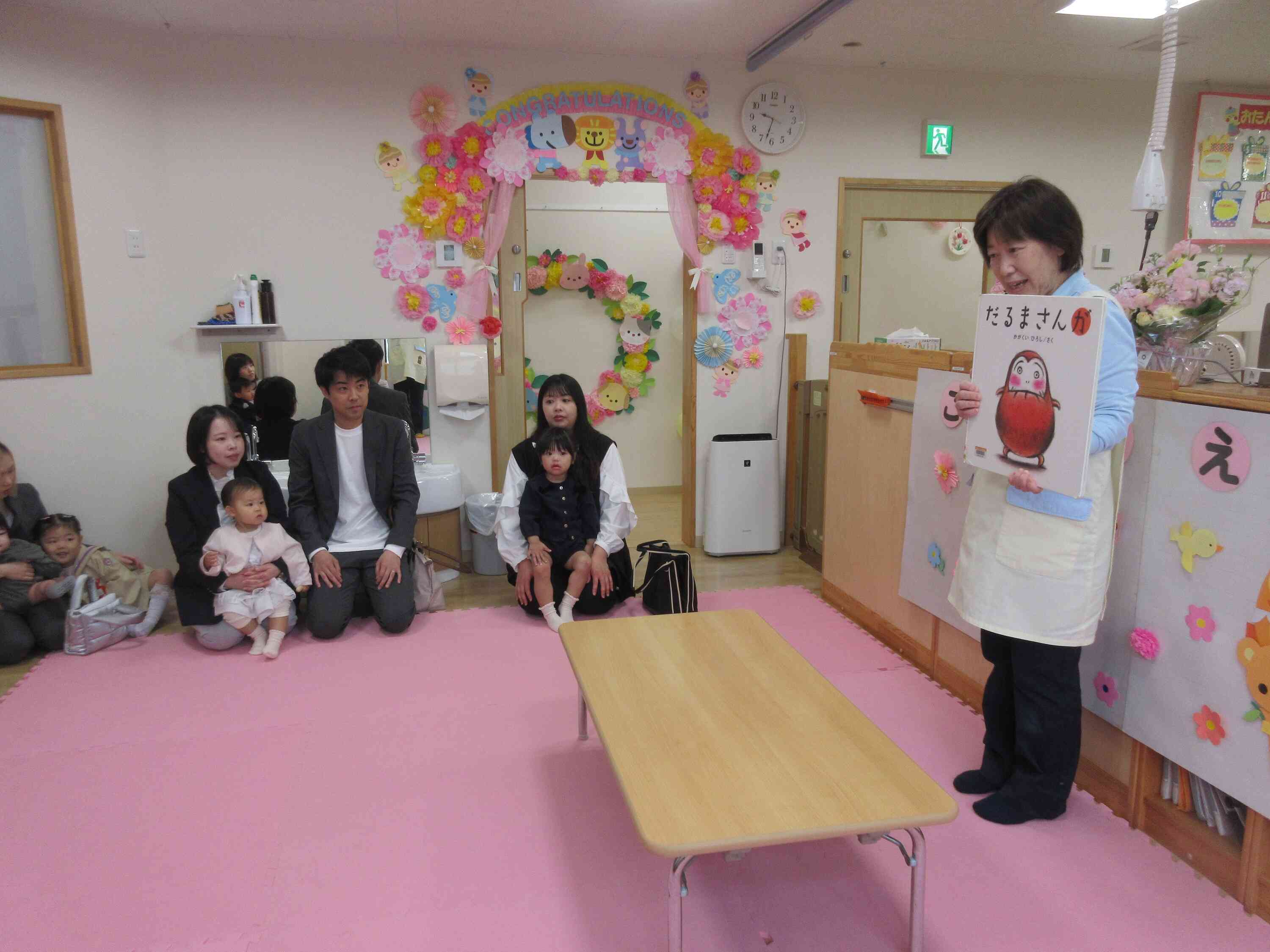 子ども達が大好きなお話を聞いたり、歌を歌ったりと楽しい時間を過ごしました。