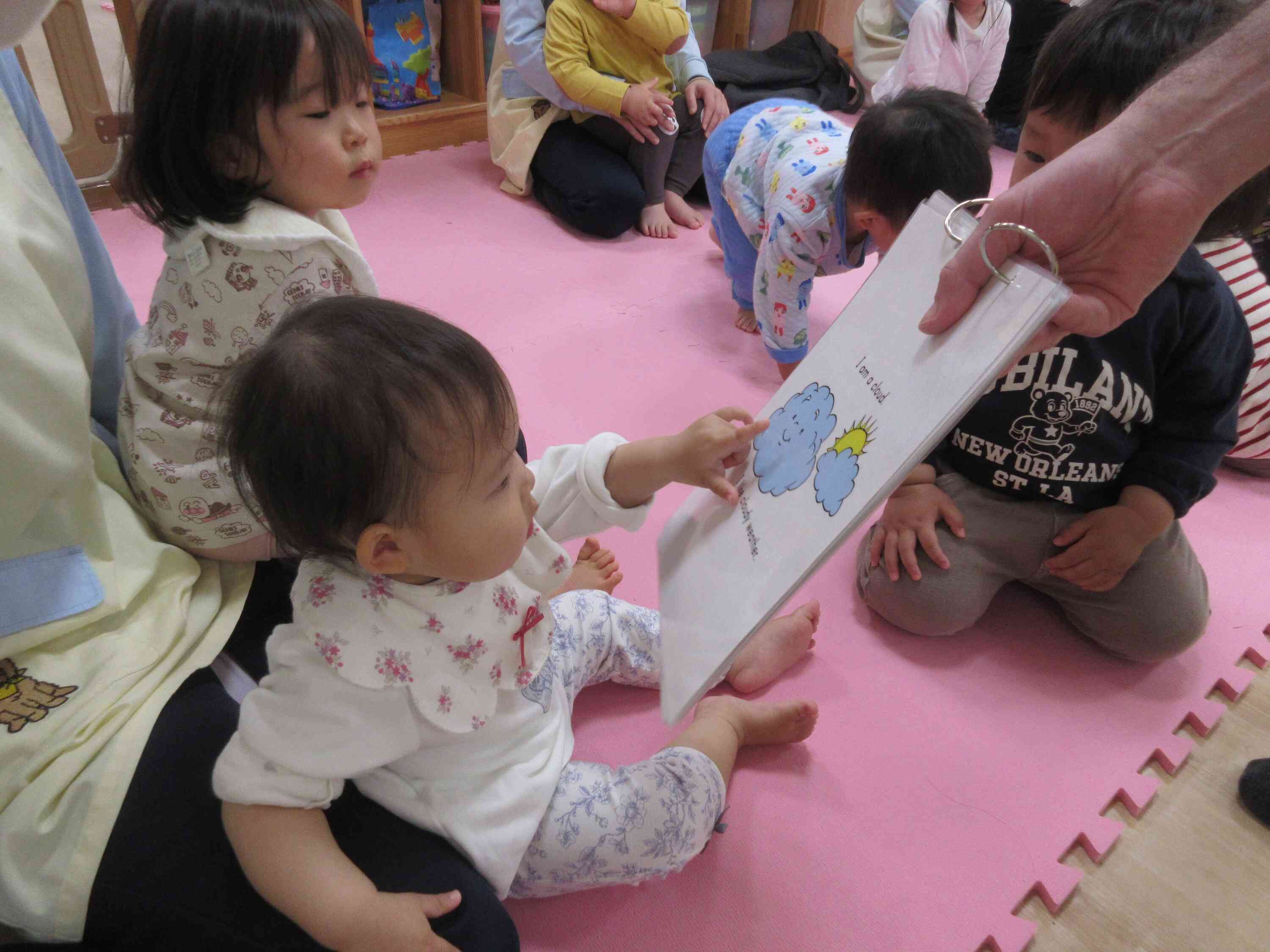 新しいお友達の保育の様子です