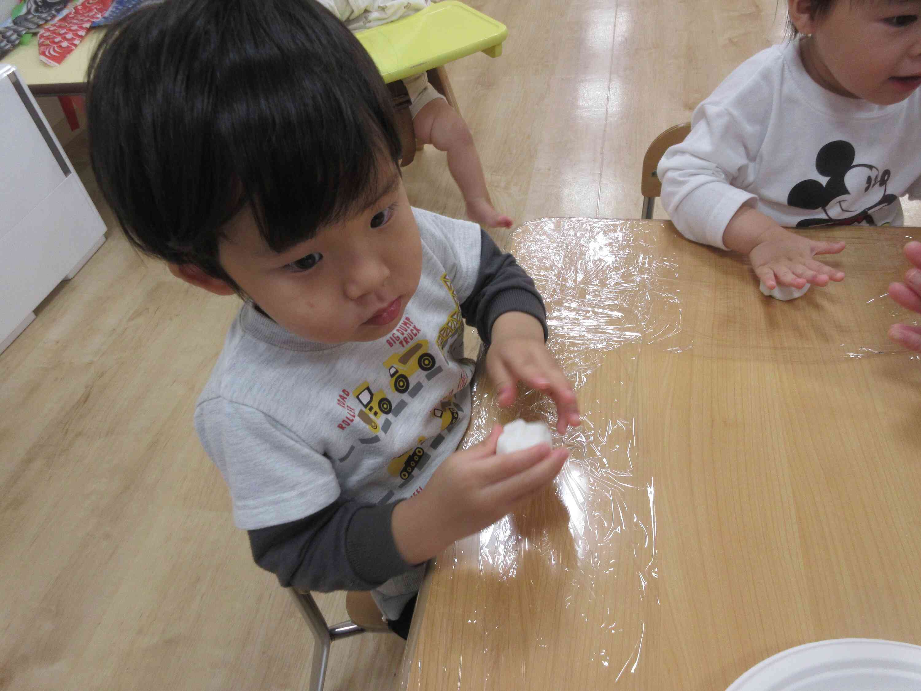 ぎゅっぎゅと握って「かしわもち」を作ったんだ。