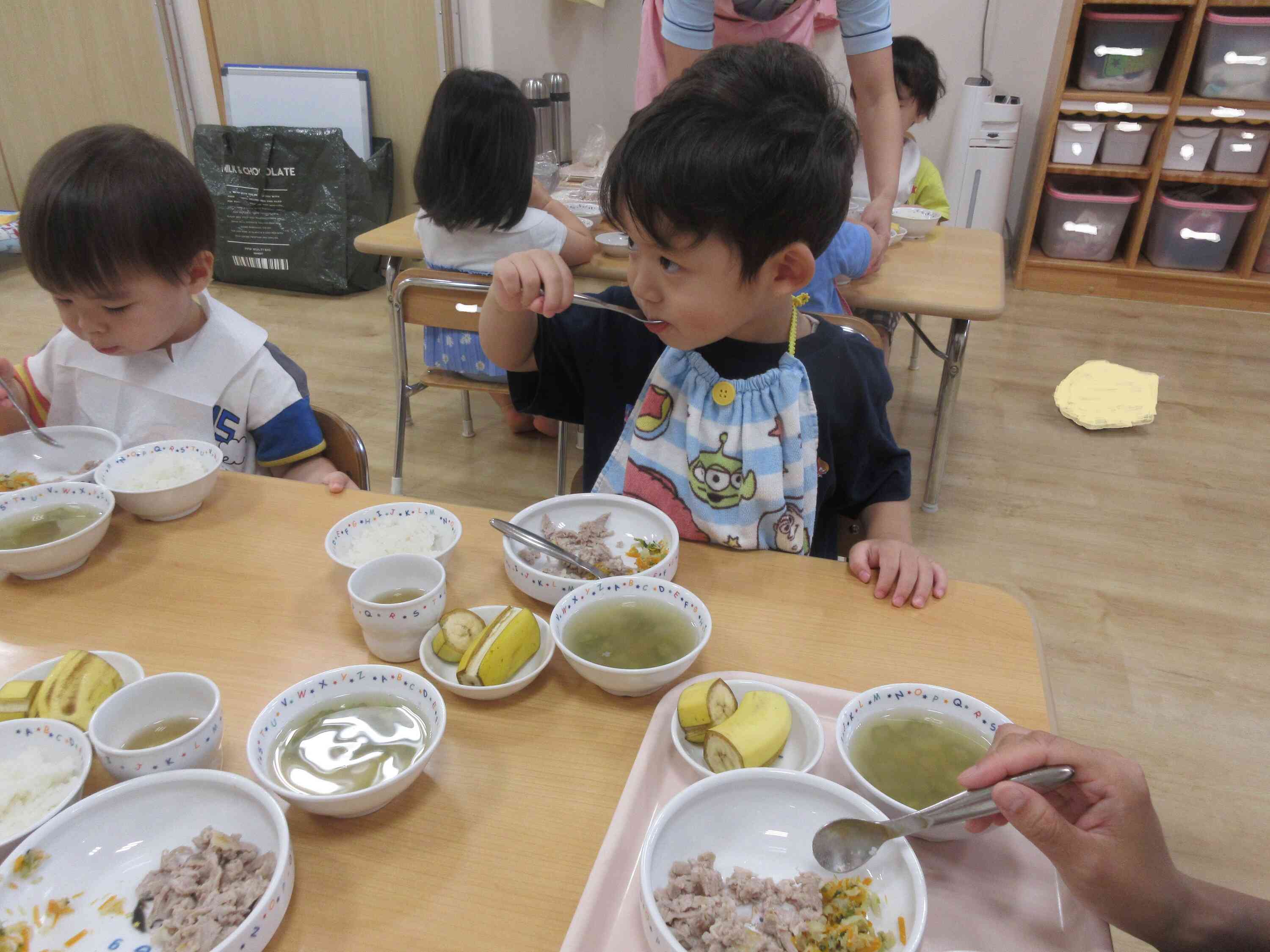 みんなで食べる給食はおいしいね。おかわりもたくさんするよ。