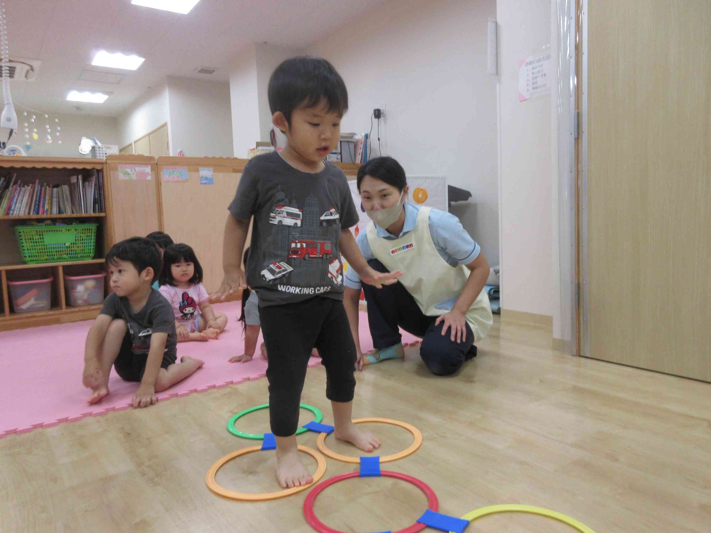 うさぎぐみ(2歳児)さんになるとフープで「グー、パー」と両足とびも上手です。